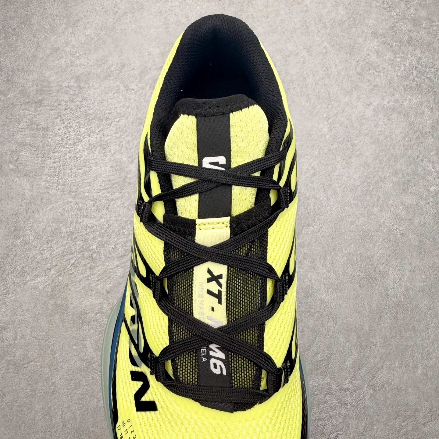 图片[5]-MM6 Maison Margiela x SALOMON XT-6 萨洛蒙联名系列低帮城市越野机能透气休闲运动鞋 鞋舌处附有迷你网眼袋收纳鞋绳以及下方的多色 Logo 标签 接着搭载奶油色 ACS 技术中底以及金色 TPU 塑料部件提升鞋款耐用性 中底与鞋面之间饰有海蓝色条状细节有效增添鞋款层次 最后应用黑色 Contragrip Chevron 外底完成鞋款设计 这次配色颇为高调 两款配色均以绚丽的渐变设计呈现 一款以粉紫渐变主打 另一款以黄绿渐变呈现 视觉效果相当吸睛 鞋面的使用玻璃纤维覆盖物加固 并通过细绳扣系带系统进行锁定 Salomon 的品牌logo 出现在脚后跟和前掌部位 中底虽然偏薄 但非常耐用 与模压塑料ACS 框架以及致密AC2 Muscle 鞋底单元结合 能够提供出色的支撑力和缓冲性 尺码：36 36.5 37.5 38 38.5 39 40 40.5 41 42 42.5 43 44 44.5 45 46.5-选品中心