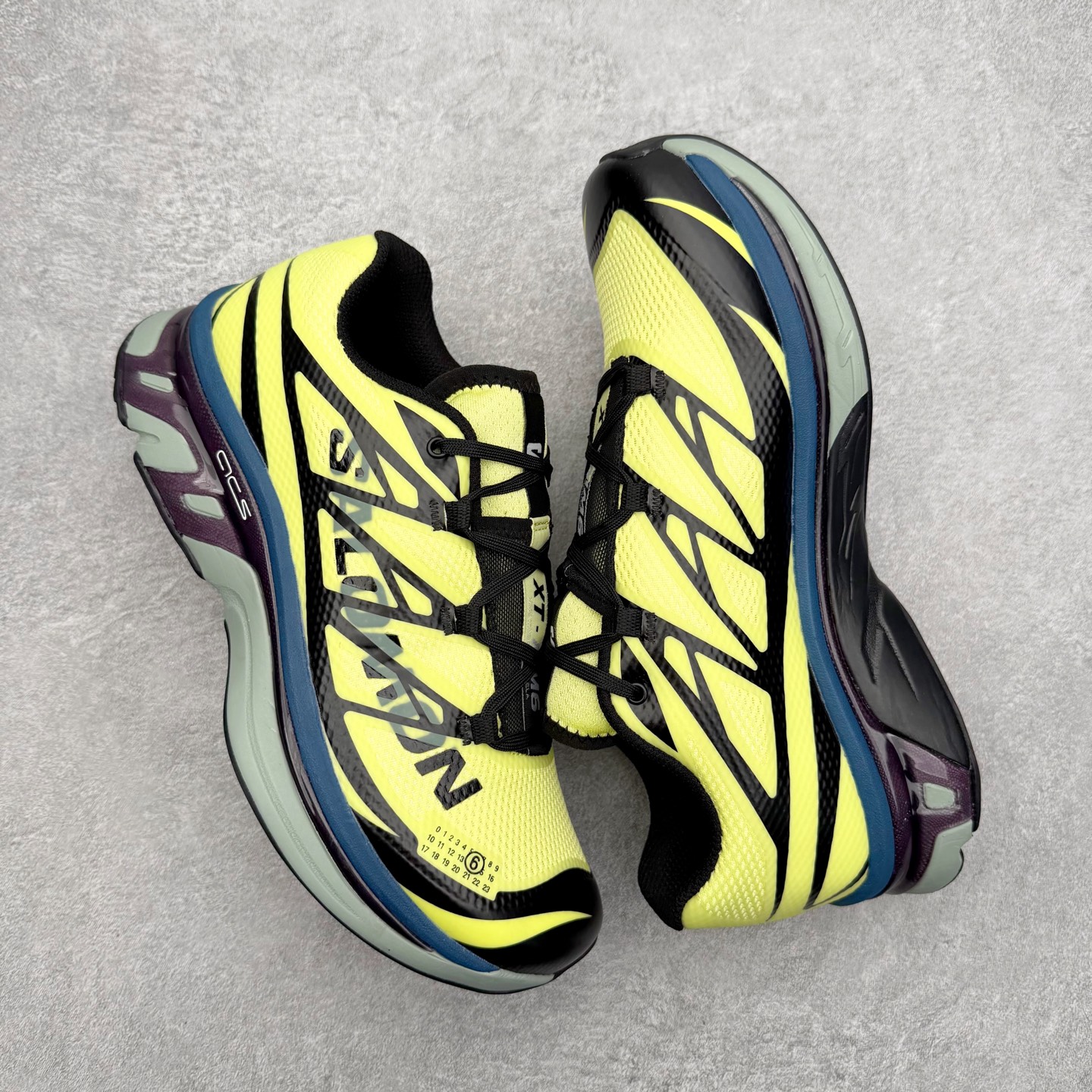 图片[3]-MM6 Maison Margiela x SALOMON XT-6 萨洛蒙联名系列低帮城市越野机能透气休闲运动鞋 鞋舌处附有迷你网眼袋收纳鞋绳以及下方的多色 Logo 标签 接着搭载奶油色 ACS 技术中底以及金色 TPU 塑料部件提升鞋款耐用性 中底与鞋面之间饰有海蓝色条状细节有效增添鞋款层次 最后应用黑色 Contragrip Chevron 外底完成鞋款设计 这次配色颇为高调 两款配色均以绚丽的渐变设计呈现 一款以粉紫渐变主打 另一款以黄绿渐变呈现 视觉效果相当吸睛 鞋面的使用玻璃纤维覆盖物加固 并通过细绳扣系带系统进行锁定 Salomon 的品牌logo 出现在脚后跟和前掌部位 中底虽然偏薄 但非常耐用 与模压塑料ACS 框架以及致密AC2 Muscle 鞋底单元结合 能够提供出色的支撑力和缓冲性 尺码：36 36.5 37.5 38 38.5 39 40 40.5 41 42 42.5 43 44 44.5 45 46.5-选品中心