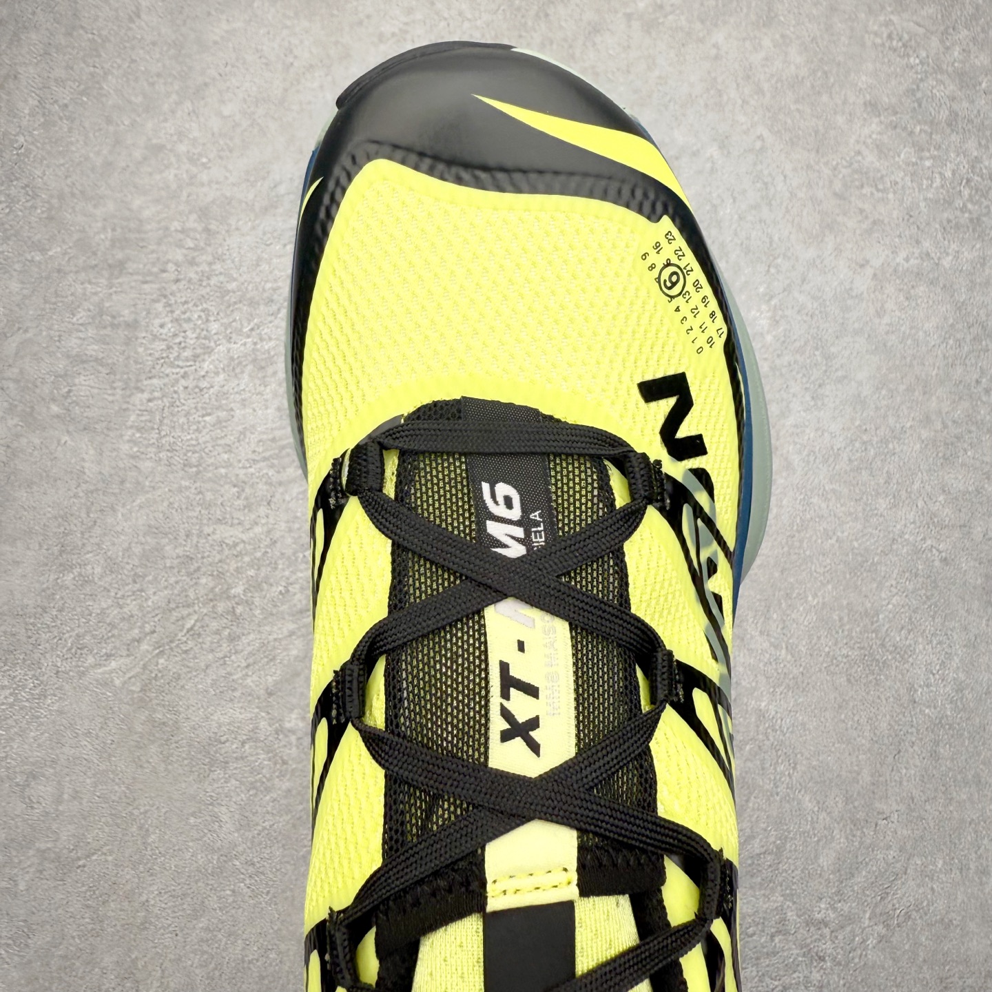 图片[4]-MM6 Maison Margiela x SALOMON XT-6 萨洛蒙联名系列低帮城市越野机能透气休闲运动鞋 鞋舌处附有迷你网眼袋收纳鞋绳以及下方的多色 Logo 标签 接着搭载奶油色 ACS 技术中底以及金色 TPU 塑料部件提升鞋款耐用性 中底与鞋面之间饰有海蓝色条状细节有效增添鞋款层次 最后应用黑色 Contragrip Chevron 外底完成鞋款设计 这次配色颇为高调 两款配色均以绚丽的渐变设计呈现 一款以粉紫渐变主打 另一款以黄绿渐变呈现 视觉效果相当吸睛 鞋面的使用玻璃纤维覆盖物加固 并通过细绳扣系带系统进行锁定 Salomon 的品牌logo 出现在脚后跟和前掌部位 中底虽然偏薄 但非常耐用 与模压塑料ACS 框架以及致密AC2 Muscle 鞋底单元结合 能够提供出色的支撑力和缓冲性 尺码：36 36.5 37.5 38 38.5 39 40 40.5 41 42 42.5 43 44 44.5 45 46.5-选品中心