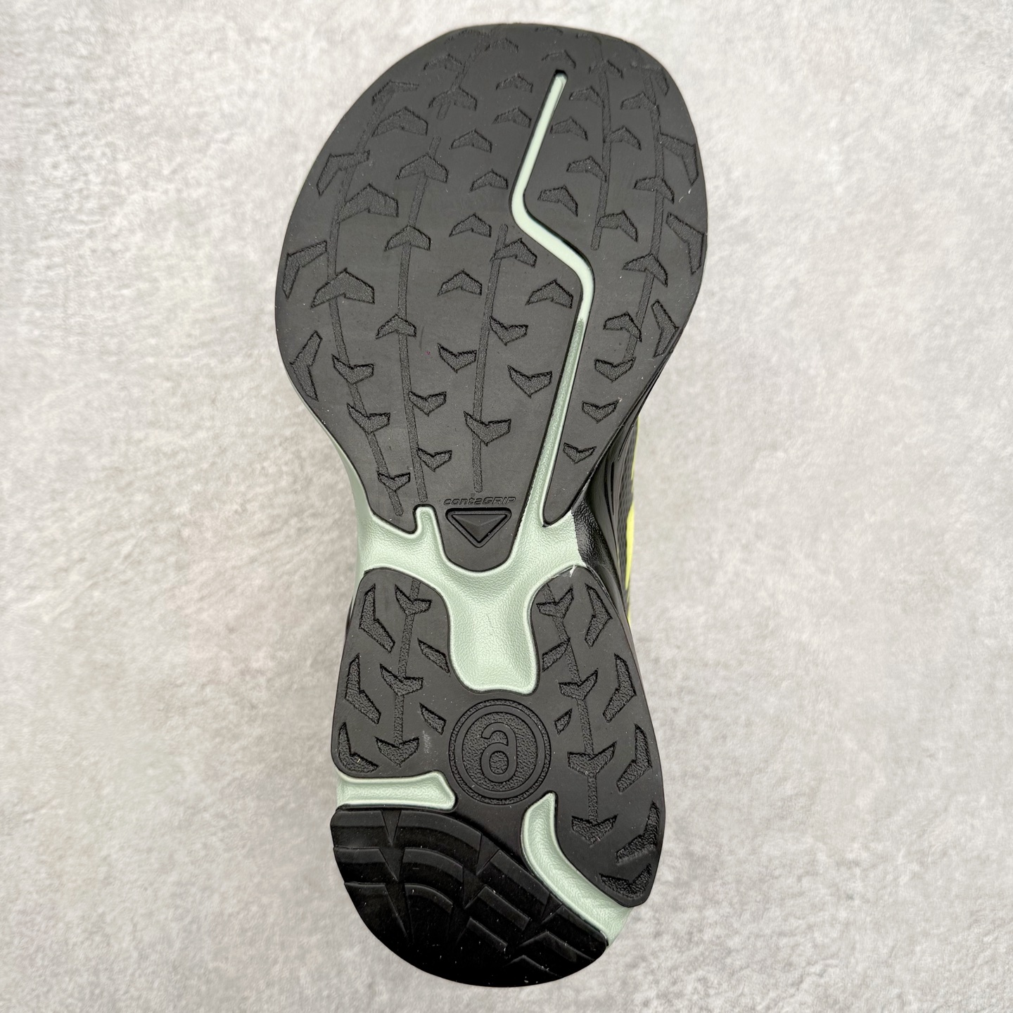 图片[9]-MM6 Maison Margiela x SALOMON XT-6 萨洛蒙联名系列低帮城市越野机能透气休闲运动鞋 鞋舌处附有迷你网眼袋收纳鞋绳以及下方的多色 Logo 标签 接着搭载奶油色 ACS 技术中底以及金色 TPU 塑料部件提升鞋款耐用性 中底与鞋面之间饰有海蓝色条状细节有效增添鞋款层次 最后应用黑色 Contragrip Chevron 外底完成鞋款设计 这次配色颇为高调 两款配色均以绚丽的渐变设计呈现 一款以粉紫渐变主打 另一款以黄绿渐变呈现 视觉效果相当吸睛 鞋面的使用玻璃纤维覆盖物加固 并通过细绳扣系带系统进行锁定 Salomon 的品牌logo 出现在脚后跟和前掌部位 中底虽然偏薄 但非常耐用 与模压塑料ACS 框架以及致密AC2 Muscle 鞋底单元结合 能够提供出色的支撑力和缓冲性 尺码：36 36.5 37.5 38 38.5 39 40 40.5 41 42 42.5 43 44 44.5 45 46.5-选品中心