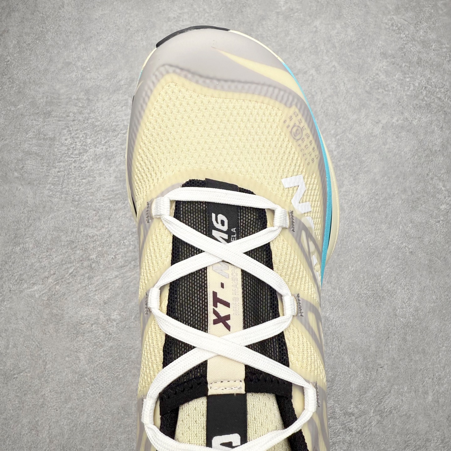 图片[4]-MM6 Maison Margiela x SALOMON XT-6 萨洛蒙联名系列低帮城市越野机能透气休闲运动鞋 鞋舌处附有迷你网眼袋收纳鞋绳以及下方的多色 Logo 标签 接着搭载奶油色 ACS 技术中底以及金色 TPU 塑料部件提升鞋款耐用性 中底与鞋面之间饰有海蓝色条状细节有效增添鞋款层次 最后应用黑色 Contragrip Chevron 外底完成鞋款设计 这次配色颇为高调 两款配色均以绚丽的渐变设计呈现 一款以粉紫渐变主打 另一款以黄绿渐变呈现 视觉效果相当吸睛 鞋面的使用玻璃纤维覆盖物加固 并通过细绳扣系带系统进行锁定 Salomon 的品牌logo 出现在脚后跟和前掌部位 中底虽然偏薄 但非常耐用 与模压塑料ACS 框架以及致密AC2 Muscle 鞋底单元结合 能够提供出色的支撑力和缓冲性 尺码：36 36.5 37.5 38 38.5 39 40 40.5 41 42 42.5 43 44 44.5 45 46.5-选品中心