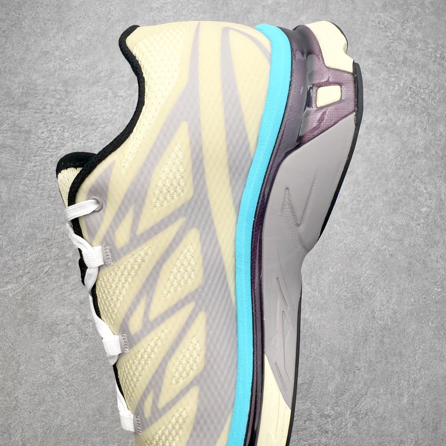 图片[7]-MM6 Maison Margiela x SALOMON XT-6 萨洛蒙联名系列低帮城市越野机能透气休闲运动鞋 鞋舌处附有迷你网眼袋收纳鞋绳以及下方的多色 Logo 标签 接着搭载奶油色 ACS 技术中底以及金色 TPU 塑料部件提升鞋款耐用性 中底与鞋面之间饰有海蓝色条状细节有效增添鞋款层次 最后应用黑色 Contragrip Chevron 外底完成鞋款设计 这次配色颇为高调 两款配色均以绚丽的渐变设计呈现 一款以粉紫渐变主打 另一款以黄绿渐变呈现 视觉效果相当吸睛 鞋面的使用玻璃纤维覆盖物加固 并通过细绳扣系带系统进行锁定 Salomon 的品牌logo 出现在脚后跟和前掌部位 中底虽然偏薄 但非常耐用 与模压塑料ACS 框架以及致密AC2 Muscle 鞋底单元结合 能够提供出色的支撑力和缓冲性 尺码：36 36.5 37.5 38 38.5 39 40 40.5 41 42 42.5 43 44 44.5 45 46.5-选品中心