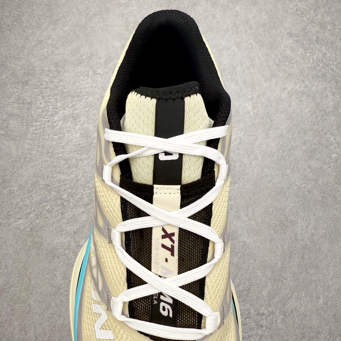 图片[5]-MM6 Maison Margiela x SALOMON XT-6 萨洛蒙联名系列低帮城市越野机能透气休闲运动鞋 鞋舌处附有迷你网眼袋收纳鞋绳以及下方的多色 Logo 标签 接着搭载奶油色 ACS 技术中底以及金色 TPU 塑料部件提升鞋款耐用性 中底与鞋面之间饰有海蓝色条状细节有效增添鞋款层次 最后应用黑色 Contragrip Chevron 外底完成鞋款设计 这次配色颇为高调 两款配色均以绚丽的渐变设计呈现 一款以粉紫渐变主打 另一款以黄绿渐变呈现 视觉效果相当吸睛 鞋面的使用玻璃纤维覆盖物加固 并通过细绳扣系带系统进行锁定 Salomon 的品牌logo 出现在脚后跟和前掌部位 中底虽然偏薄 但非常耐用 与模压塑料ACS 框架以及致密AC2 Muscle 鞋底单元结合 能够提供出色的支撑力和缓冲性 尺码：36 36.5 37.5 38 38.5 39 40 40.5 41 42 42.5 43 44 44.5 45 46.5-选品中心