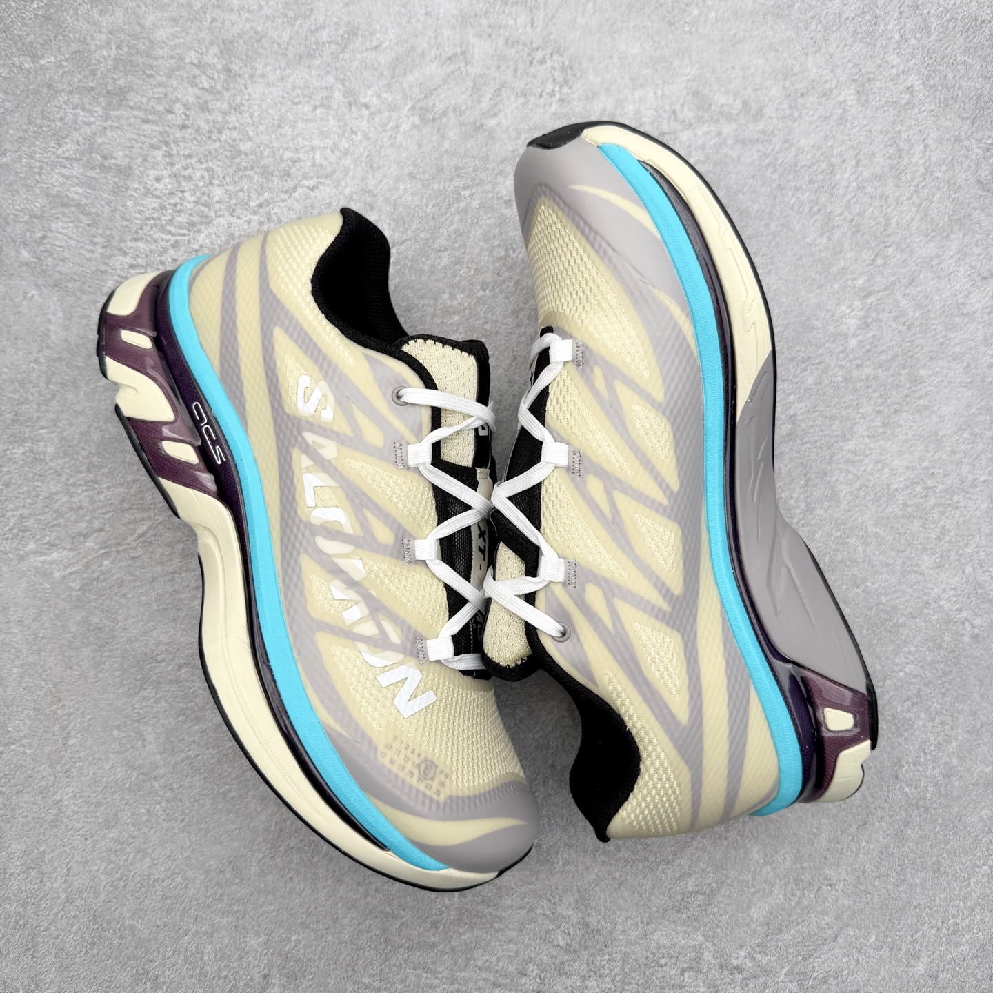 图片[3]-MM6 Maison Margiela x SALOMON XT-6 萨洛蒙联名系列低帮城市越野机能透气休闲运动鞋 鞋舌处附有迷你网眼袋收纳鞋绳以及下方的多色 Logo 标签 接着搭载奶油色 ACS 技术中底以及金色 TPU 塑料部件提升鞋款耐用性 中底与鞋面之间饰有海蓝色条状细节有效增添鞋款层次 最后应用黑色 Contragrip Chevron 外底完成鞋款设计 这次配色颇为高调 两款配色均以绚丽的渐变设计呈现 一款以粉紫渐变主打 另一款以黄绿渐变呈现 视觉效果相当吸睛 鞋面的使用玻璃纤维覆盖物加固 并通过细绳扣系带系统进行锁定 Salomon 的品牌logo 出现在脚后跟和前掌部位 中底虽然偏薄 但非常耐用 与模压塑料ACS 框架以及致密AC2 Muscle 鞋底单元结合 能够提供出色的支撑力和缓冲性 尺码：36 36.5 37.5 38 38.5 39 40 40.5 41 42 42.5 43 44 44.5 45 46.5-选品中心