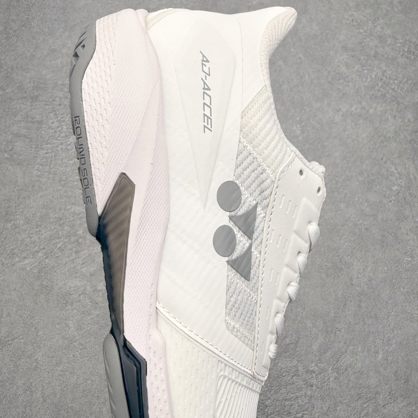 图片[6]-YONEX尤尼克斯 AD ACCEL 舒适柔软 减震透气包裹性支撑平衡抗冲击轻便 低帮 网球鞋 男女同款 尤尼克斯（YONEX）成立时间1946年，总部地点是日本东京，是世界著名的羽毛球品牌。为了尽量满足不同使用需求，尤尼克斯研发了大量的型号的羽毛球用品。作为世界知名的羽拍专业制造商，尤尼克斯完全体现日本工艺的精益求精，羽拍牢牢占据世界第一的地位，同时网球拍也得到许多知名球星的喜爱。实拍调校N版已经零色差零失真 百分百还原实物色彩所见即所得 不存在货不对板色差等低级问题 选购参考实物拍摄 不混卖不参货 只用心做好货严格选品 承诺混一赔十 尺码：36 36.5 37.5 38 38.5 39 40 40.5 41 42 42.5 43 44 44.5 45-选品中心