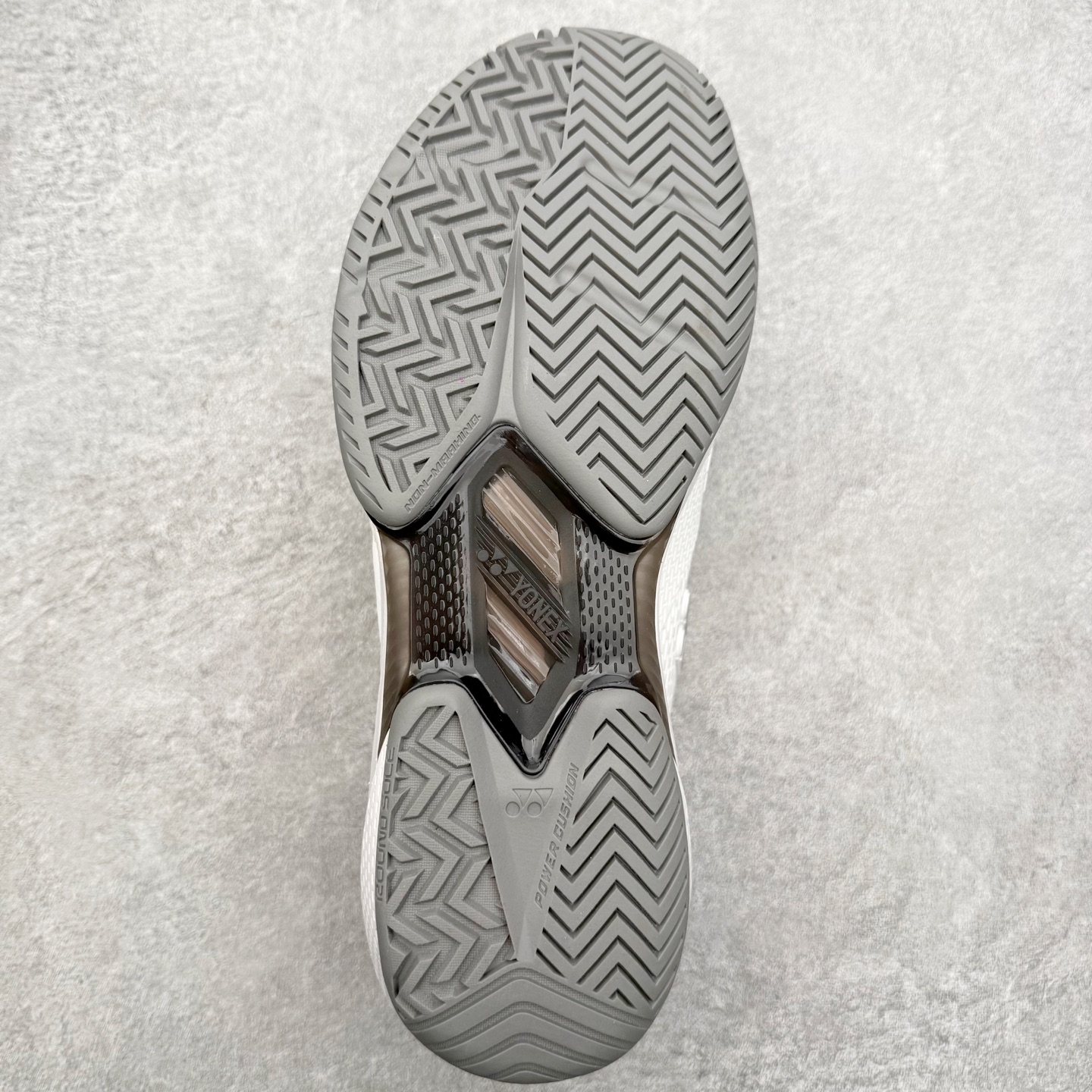 图片[9]-YONEX尤尼克斯 AD ACCEL 舒适柔软 减震透气包裹性支撑平衡抗冲击轻便 低帮 网球鞋 男女同款 尤尼克斯（YONEX）成立时间1946年，总部地点是日本东京，是世界著名的羽毛球品牌。为了尽量满足不同使用需求，尤尼克斯研发了大量的型号的羽毛球用品。作为世界知名的羽拍专业制造商，尤尼克斯完全体现日本工艺的精益求精，羽拍牢牢占据世界第一的地位，同时网球拍也得到许多知名球星的喜爱。实拍调校N版已经零色差零失真 百分百还原实物色彩所见即所得 不存在货不对板色差等低级问题 选购参考实物拍摄 不混卖不参货 只用心做好货严格选品 承诺混一赔十 尺码：36 36.5 37.5 38 38.5 39 40 40.5 41 42 42.5 43 44 44.5 45-选品中心