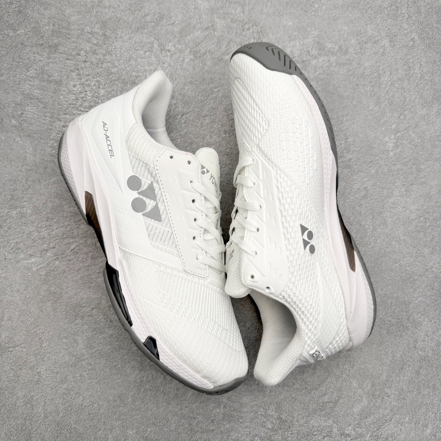 图片[3]-YONEX尤尼克斯 AD ACCEL 舒适柔软 减震透气包裹性支撑平衡抗冲击轻便 低帮 网球鞋 男女同款 尤尼克斯（YONEX）成立时间1946年，总部地点是日本东京，是世界著名的羽毛球品牌。为了尽量满足不同使用需求，尤尼克斯研发了大量的型号的羽毛球用品。作为世界知名的羽拍专业制造商，尤尼克斯完全体现日本工艺的精益求精，羽拍牢牢占据世界第一的地位，同时网球拍也得到许多知名球星的喜爱。实拍调校N版已经零色差零失真 百分百还原实物色彩所见即所得 不存在货不对板色差等低级问题 选购参考实物拍摄 不混卖不参货 只用心做好货严格选品 承诺混一赔十 尺码：36 36.5 37.5 38 38.5 39 40 40.5 41 42 42.5 43 44 44.5 45-选品中心