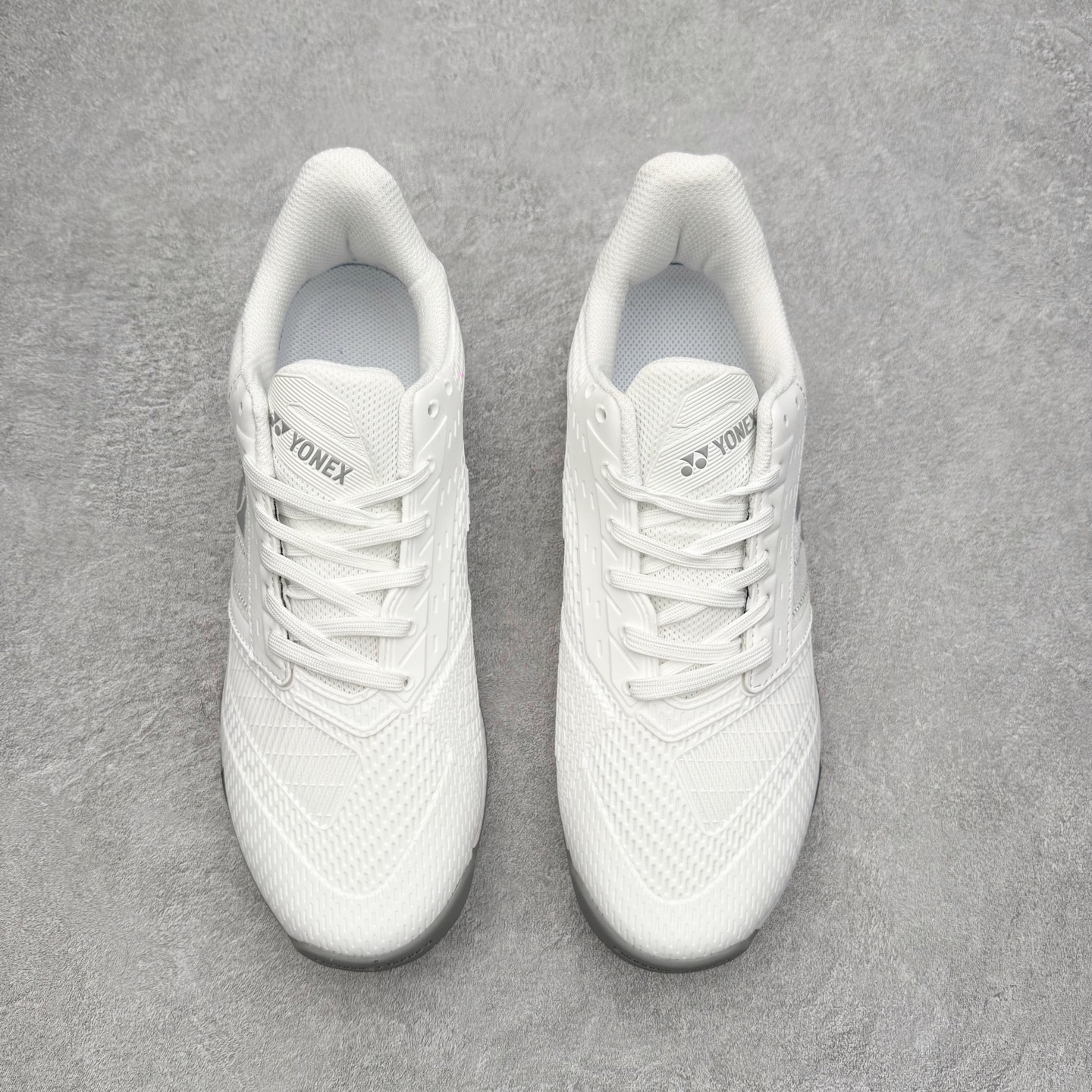 图片[2]-YONEX尤尼克斯 AD ACCEL 舒适柔软 减震透气包裹性支撑平衡抗冲击轻便 低帮 网球鞋 男女同款 尤尼克斯（YONEX）成立时间1946年，总部地点是日本东京，是世界著名的羽毛球品牌。为了尽量满足不同使用需求，尤尼克斯研发了大量的型号的羽毛球用品。作为世界知名的羽拍专业制造商，尤尼克斯完全体现日本工艺的精益求精，羽拍牢牢占据世界第一的地位，同时网球拍也得到许多知名球星的喜爱。实拍调校N版已经零色差零失真 百分百还原实物色彩所见即所得 不存在货不对板色差等低级问题 选购参考实物拍摄 不混卖不参货 只用心做好货严格选品 承诺混一赔十 尺码：36 36.5 37.5 38 38.5 39 40 40.5 41 42 42.5 43 44 44.5 45-选品中心