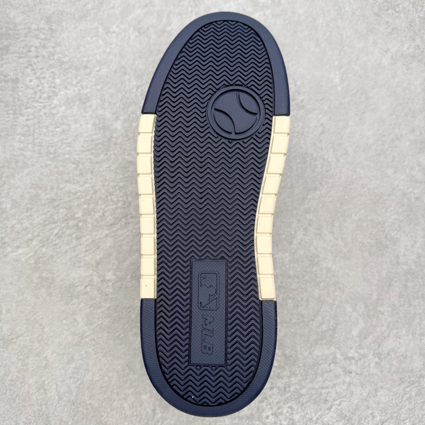 图片[9]-MLB Chunky Liner Basic 复古印花学长鞋系列低帮轻量增高厚底百搭休闲运动慢跑鞋板鞋 Korea韩国联名NY美国榄球纽约洋基队限定 韩国代购专供 全套原楦原纸板原厂数据开发 正确中底拉帮中底网布细节 平台代购专供 左脚内置芯片 韩国代购吊牌标贴 独家一比一RB+MD组合大底 高频后跟小人Logo精准对位立体饱满 正确网布加超迁鞋面 转印中底走线紧密 转印Logo工艺表层防刮不掉色 尺码：35 36 36.5 37.5 38 38.5 39 40 40.5 41 42 42.5 43 44 45-选品中心