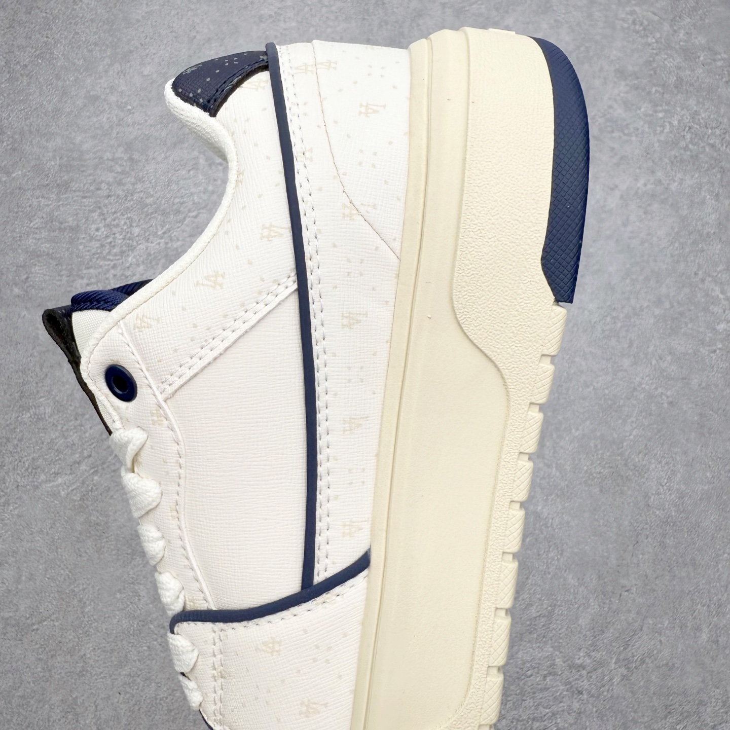 图片[7]-MLB Chunky Liner Basic 复古印花学长鞋系列低帮轻量增高厚底百搭休闲运动慢跑鞋板鞋 Korea韩国联名NY美国榄球纽约洋基队限定 韩国代购专供 全套原楦原纸板原厂数据开发 正确中底拉帮中底网布细节 平台代购专供 左脚内置芯片 韩国代购吊牌标贴 独家一比一RB+MD组合大底 高频后跟小人Logo精准对位立体饱满 正确网布加超迁鞋面 转印中底走线紧密 转印Logo工艺表层防刮不掉色 尺码：35 36 36.5 37.5 38 38.5 39 40 40.5 41 42 42.5 43 44 45-选品中心