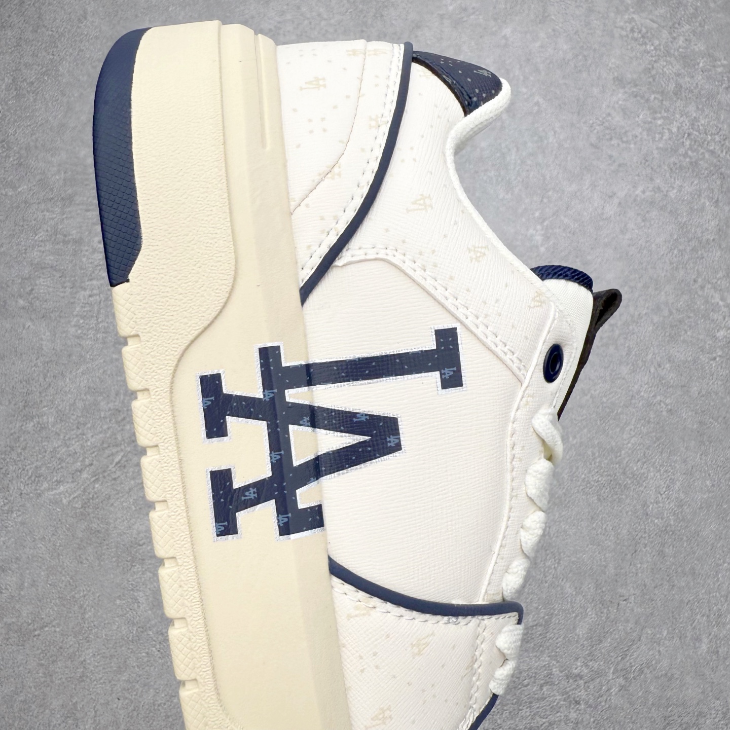 图片[6]-MLB Chunky Liner Basic 复古印花学长鞋系列低帮轻量增高厚底百搭休闲运动慢跑鞋板鞋 Korea韩国联名NY美国榄球纽约洋基队限定 韩国代购专供 全套原楦原纸板原厂数据开发 正确中底拉帮中底网布细节 平台代购专供 左脚内置芯片 韩国代购吊牌标贴 独家一比一RB+MD组合大底 高频后跟小人Logo精准对位立体饱满 正确网布加超迁鞋面 转印中底走线紧密 转印Logo工艺表层防刮不掉色 尺码：35 36 36.5 37.5 38 38.5 39 40 40.5 41 42 42.5 43 44 45-选品中心