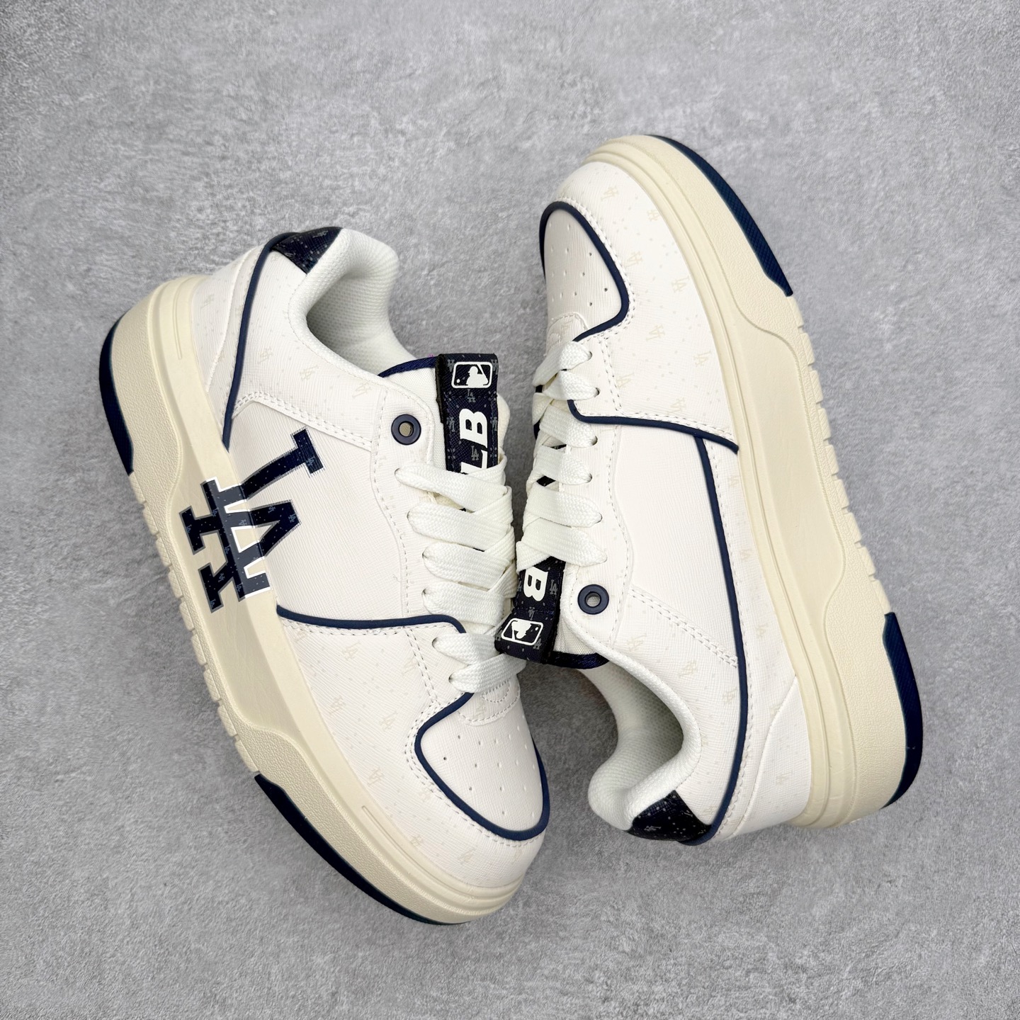 图片[3]-MLB Chunky Liner Basic 复古印花学长鞋系列低帮轻量增高厚底百搭休闲运动慢跑鞋板鞋 Korea韩国联名NY美国榄球纽约洋基队限定 韩国代购专供 全套原楦原纸板原厂数据开发 正确中底拉帮中底网布细节 平台代购专供 左脚内置芯片 韩国代购吊牌标贴 独家一比一RB+MD组合大底 高频后跟小人Logo精准对位立体饱满 正确网布加超迁鞋面 转印中底走线紧密 转印Logo工艺表层防刮不掉色 尺码：35 36 36.5 37.5 38 38.5 39 40 40.5 41 42 42.5 43 44 45-选品中心