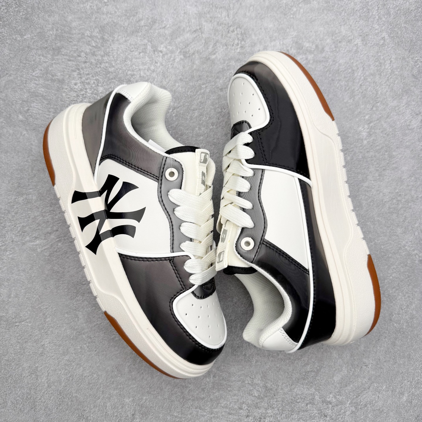 图片[3]-MLB Chunky Liner Basic 复古印花学长鞋系列低帮轻量增高厚底百搭休闲运动慢跑鞋板鞋 Korea韩国联名NY美国榄球纽约洋基队限定 韩国代购专供 全套原楦原纸板原厂数据开发 正确中底拉帮中底网布细节 平台代购专供 左脚内置芯片 韩国代购吊牌标贴 独家一比一RB+MD组合大底 高频后跟小人Logo精准对位立体饱满 正确网布加超迁鞋面 转印中底走线紧密 转印Logo工艺表层防刮不掉色 尺码：35 36 36.5 37.5 38 38.5 39 40 40.5 41 42 42.5 43 44 45-选品中心