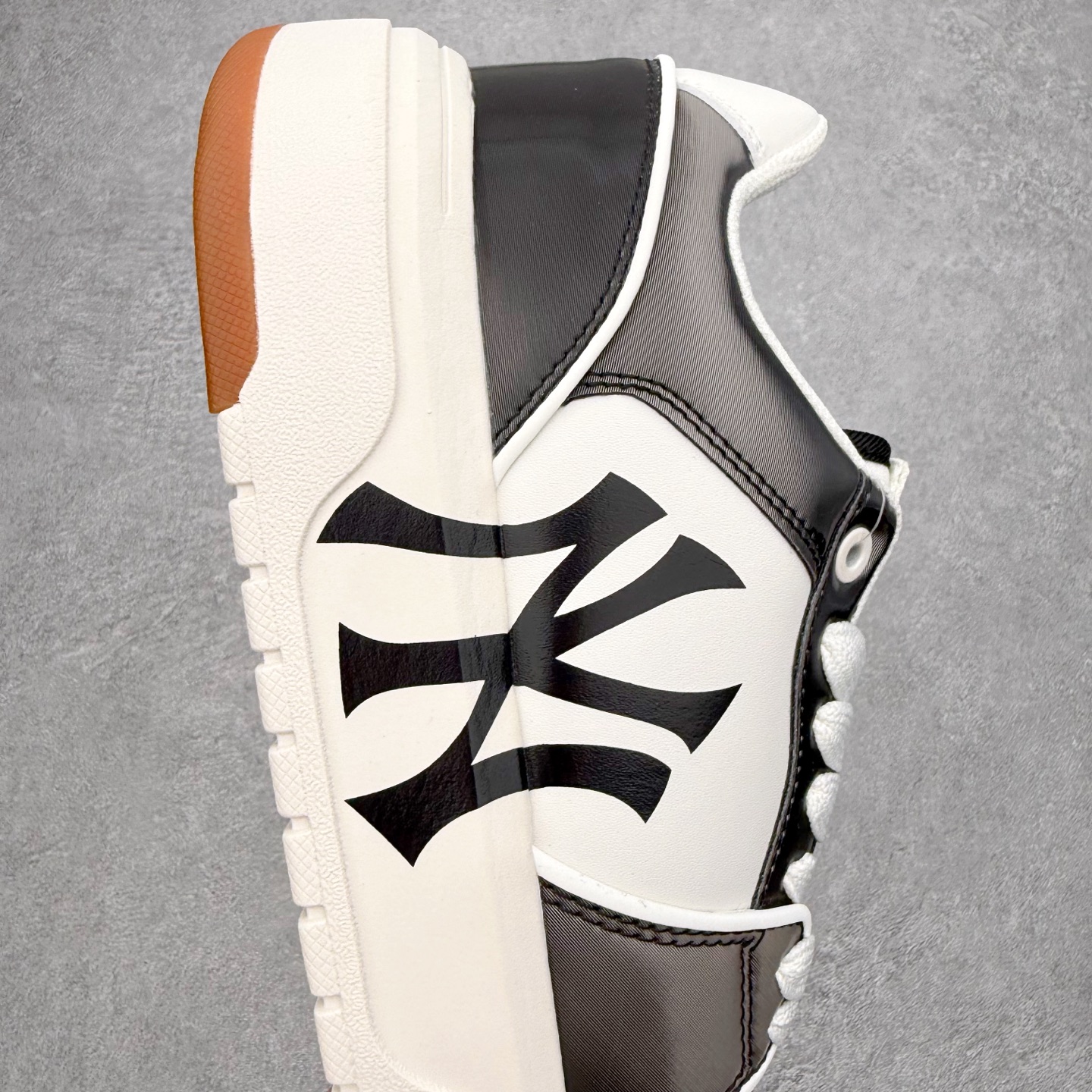 图片[6]-MLB Chunky Liner Basic 复古印花学长鞋系列低帮轻量增高厚底百搭休闲运动慢跑鞋板鞋 Korea韩国联名NY美国榄球纽约洋基队限定 韩国代购专供 全套原楦原纸板原厂数据开发 正确中底拉帮中底网布细节 平台代购专供 左脚内置芯片 韩国代购吊牌标贴 独家一比一RB+MD组合大底 高频后跟小人Logo精准对位立体饱满 正确网布加超迁鞋面 转印中底走线紧密 转印Logo工艺表层防刮不掉色 尺码：35 36 36.5 37.5 38 38.5 39 40 40.5 41 42 42.5 43 44 45-选品中心