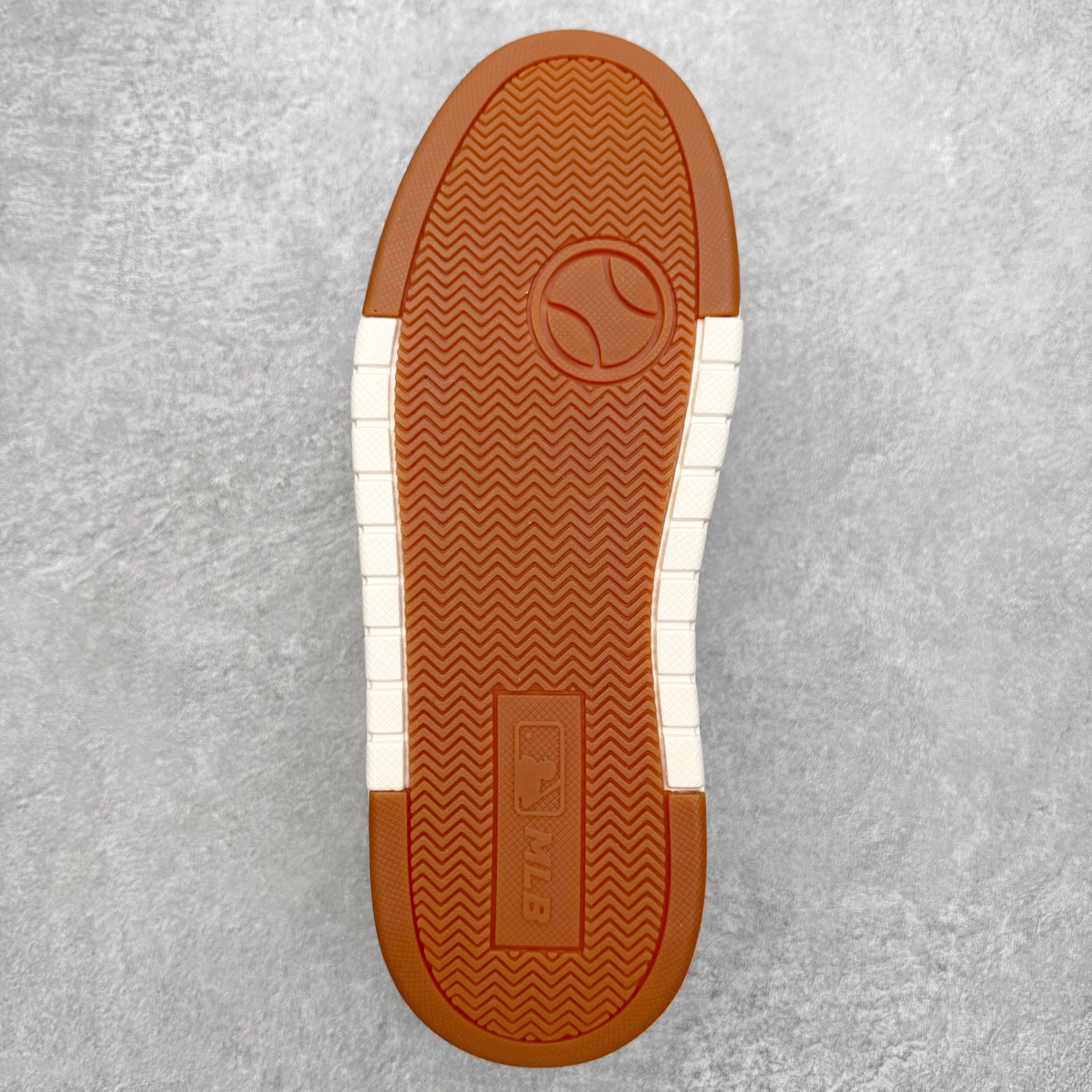 图片[9]-MLB Chunky Liner Basic 复古印花学长鞋系列低帮轻量增高厚底百搭休闲运动慢跑鞋板鞋 Korea韩国联名NY美国榄球纽约洋基队限定 韩国代购专供 全套原楦原纸板原厂数据开发 正确中底拉帮中底网布细节 平台代购专供 左脚内置芯片 韩国代购吊牌标贴 独家一比一RB+MD组合大底 高频后跟小人Logo精准对位立体饱满 正确网布加超迁鞋面 转印中底走线紧密 转印Logo工艺表层防刮不掉色 尺码：35 36 36.5 37.5 38 38.5 39 40 40.5 41 42 42.5 43 44 45-选品中心