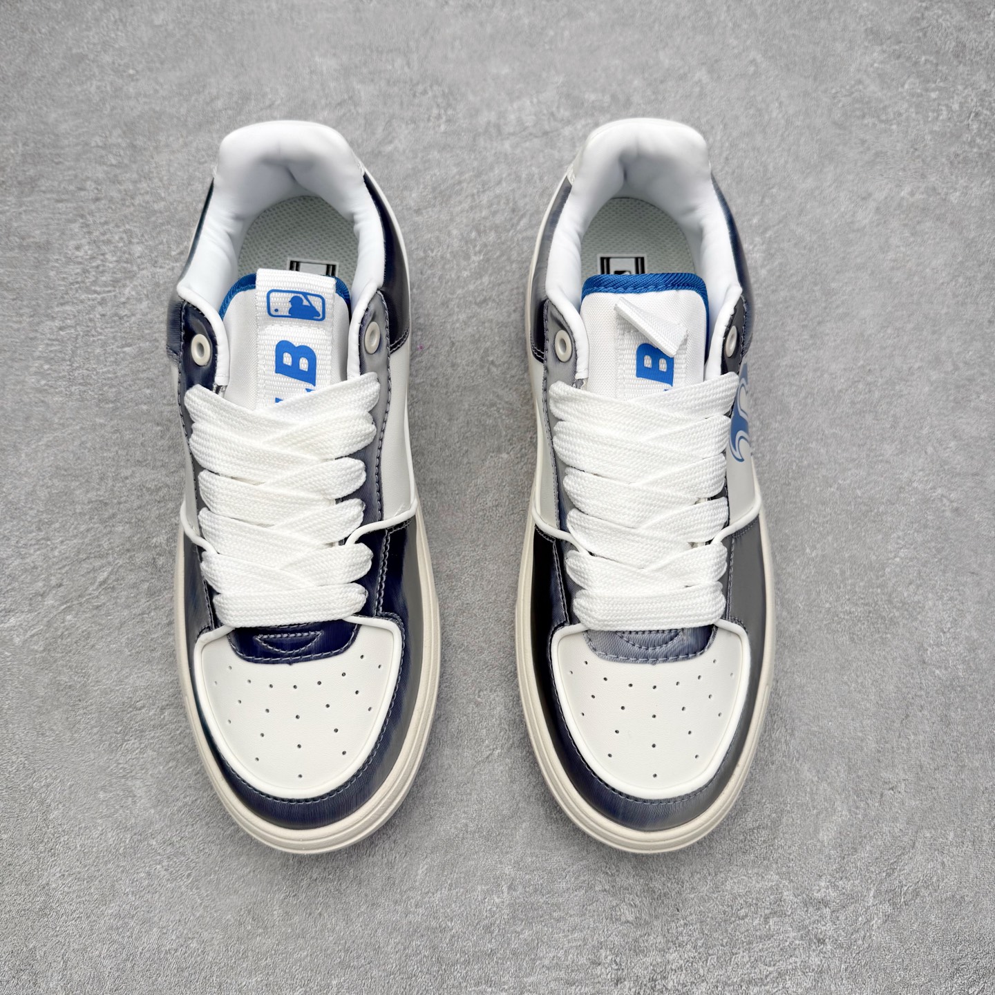 图片[2]-MLB Chunky Liner Basic 复古印花学长鞋系列低帮轻量增高厚底百搭休闲运动慢跑鞋板鞋 Korea韩国联名NY美国榄球纽约洋基队限定 韩国代购专供 全套原楦原纸板原厂数据开发 正确中底拉帮中底网布细节 平台代购专供 左脚内置芯片 韩国代购吊牌标贴 独家一比一RB+MD组合大底 高频后跟小人Logo精准对位立体饱满 正确网布加超迁鞋面 转印中底走线紧密 转印Logo工艺表层防刮不掉色 尺码：35 36 36.5 37.5 38 38.5 39 40 40.5 41 42 42.5 43 44 45-选品中心