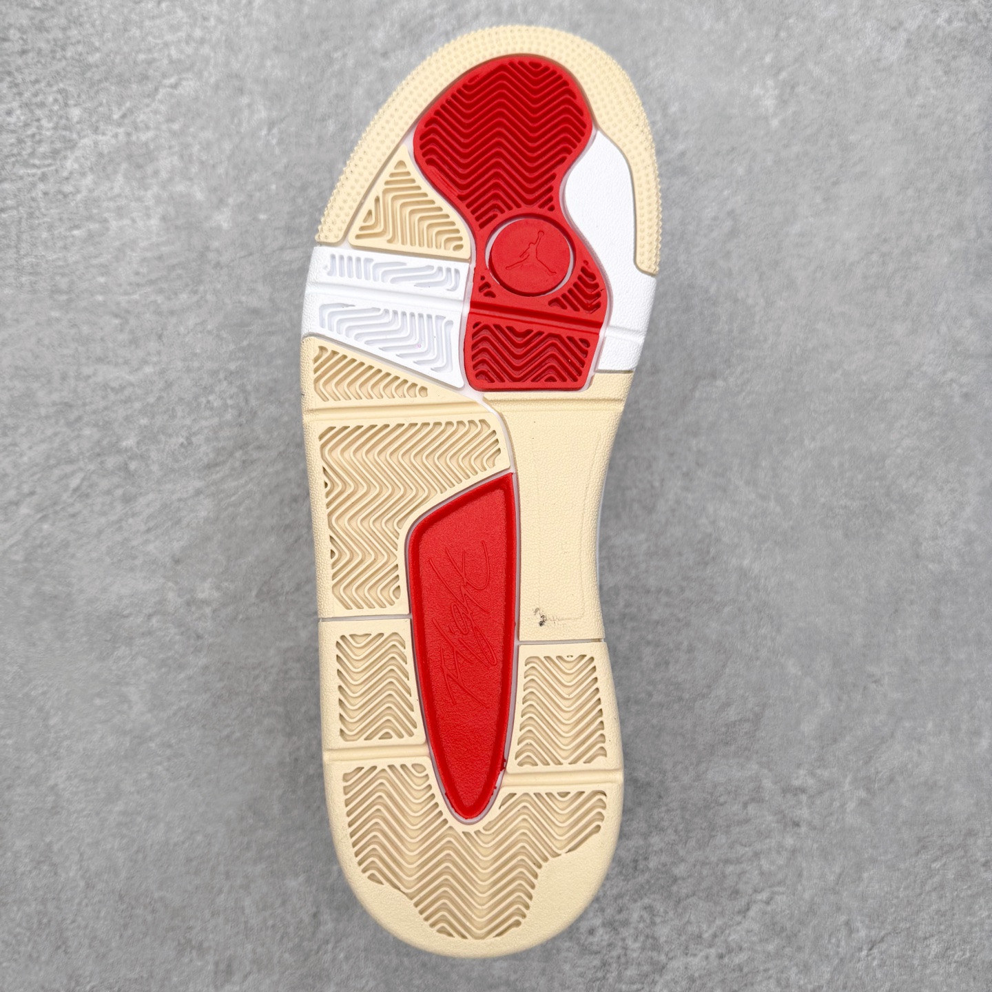 图片[9]-＃福利特价 Air Jordan AJ Flight Court 乔丹低帮复古篮球鞋 设计简约又不失复古韵味鞋内的鞋垫柔软且有弹性 能够很好地缓冲落地时的冲击力鞋面的材质贴合脚部 鞋底的纹路设计合理 抓地力很强 尺码： 36 36.5 37.5 38 38.5 39 40 40.5 41 42 42.5 43 44 45 46-选品中心