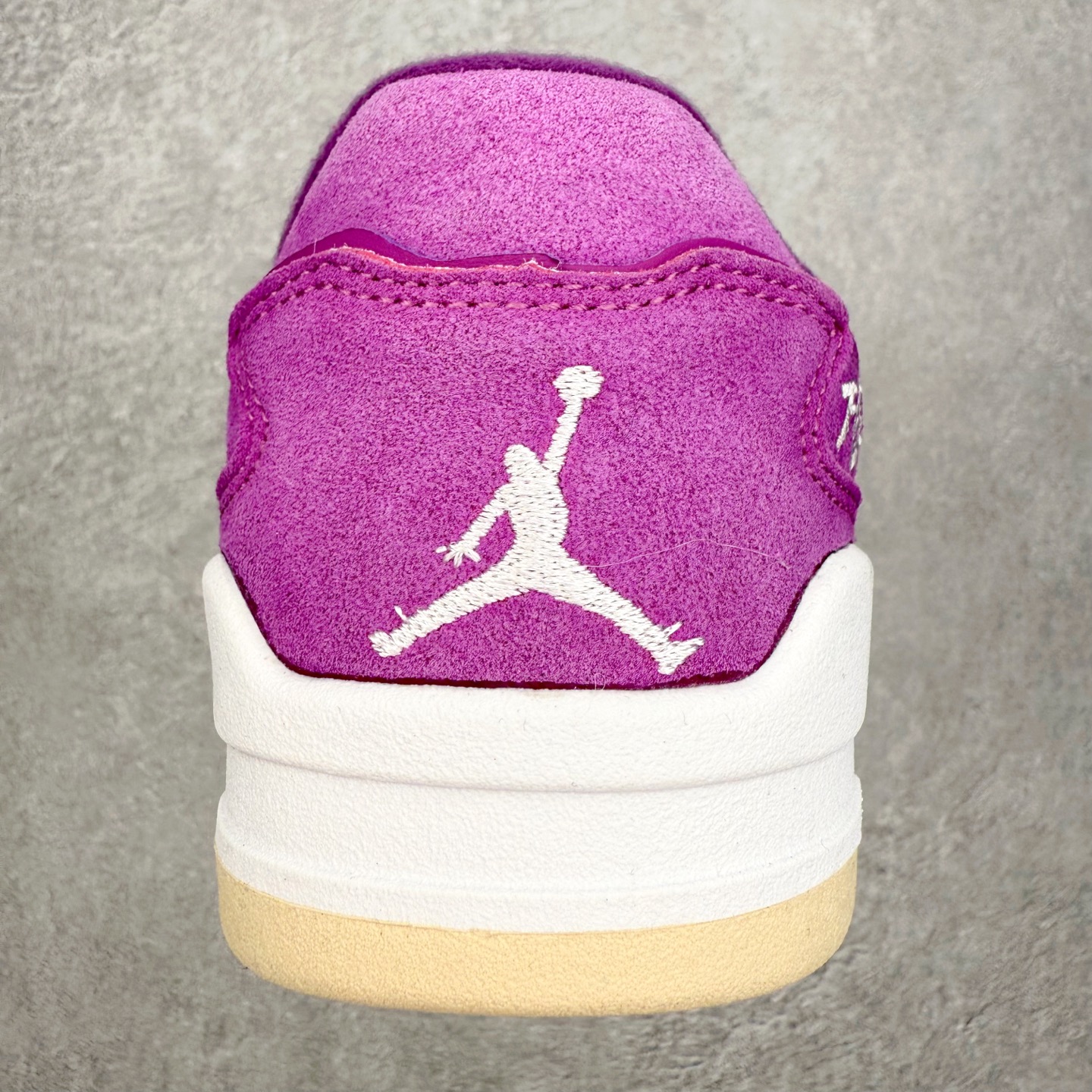 图片[8]-＃福利特价 Air Jordan AJ Flight Court 乔丹低帮复古篮球鞋 设计简约又不失复古韵味鞋内的鞋垫柔软且有弹性 能够很好地缓冲落地时的冲击力鞋面的材质贴合脚部 鞋底的纹路设计合理 抓地力很强 尺码： 36 36.5 37.5 38 38.5 39 40 40.5 41 42 42.5 43 44 45 46-选品中心