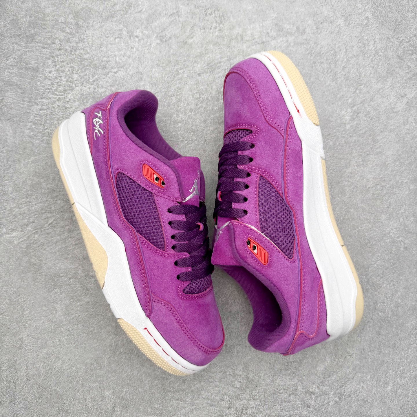 图片[3]-＃福利特价 Air Jordan AJ Flight Court 乔丹低帮复古篮球鞋 设计简约又不失复古韵味鞋内的鞋垫柔软且有弹性 能够很好地缓冲落地时的冲击力鞋面的材质贴合脚部 鞋底的纹路设计合理 抓地力很强 尺码： 36 36.5 37.5 38 38.5 39 40 40.5 41 42 42.5 43 44 45 46-选品中心