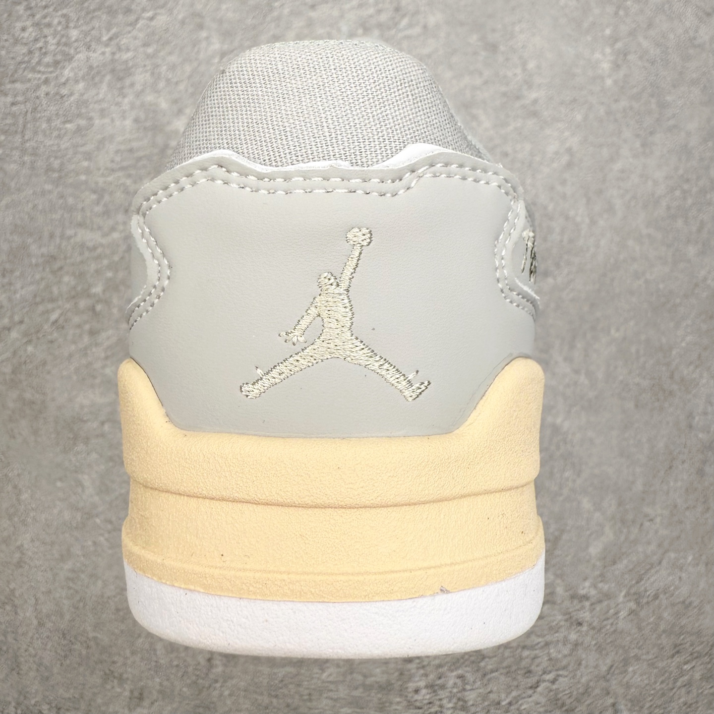 图片[8]-＃福利特价 Air Jordan AJ Flight Court 乔丹低帮复古篮球鞋 设计简约又不失复古韵味鞋内的鞋垫柔软且有弹性 能够很好地缓冲落地时的冲击力鞋面的材质贴合脚部 鞋底的纹路设计合理 抓地力很强 尺码： 36 36.5 37.5 38 38.5 39 40 40.5 41 42 42.5 43 44 45 46-选品中心