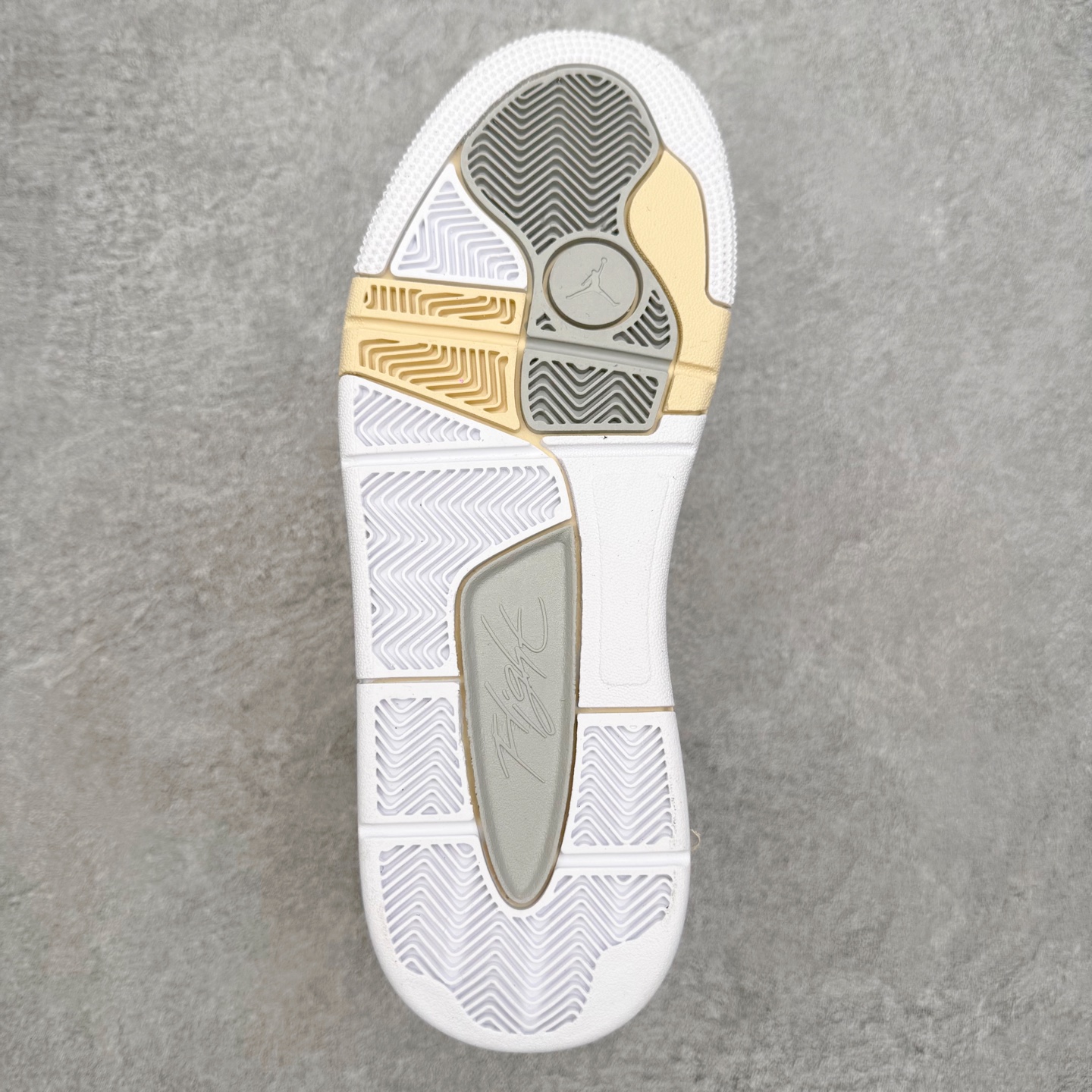 图片[9]-＃福利特价 Air Jordan AJ Flight Court 乔丹低帮复古篮球鞋 设计简约又不失复古韵味鞋内的鞋垫柔软且有弹性 能够很好地缓冲落地时的冲击力鞋面的材质贴合脚部 鞋底的纹路设计合理 抓地力很强 尺码： 36 36.5 37.5 38 38.5 39 40 40.5 41 42 42.5 43 44 45 46-选品中心