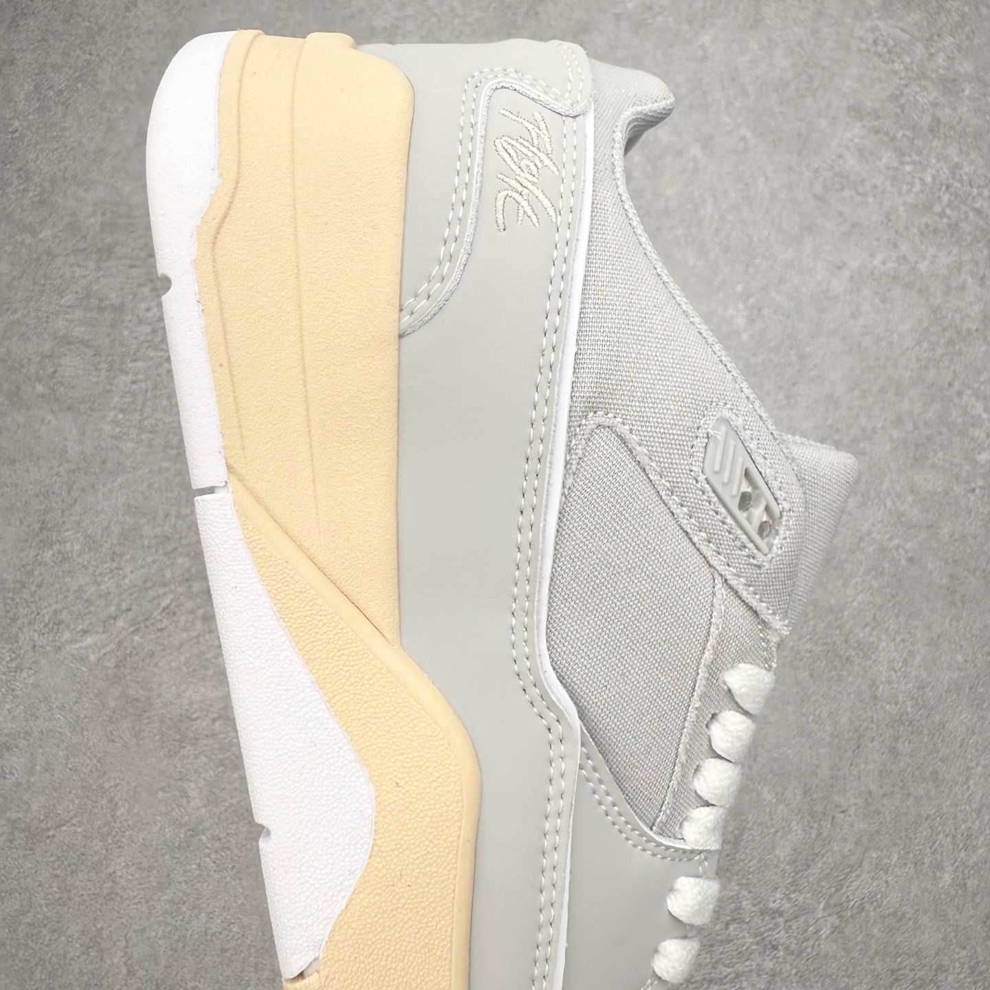 图片[6]-＃福利特价 Air Jordan AJ Flight Court 乔丹低帮复古篮球鞋 设计简约又不失复古韵味鞋内的鞋垫柔软且有弹性 能够很好地缓冲落地时的冲击力鞋面的材质贴合脚部 鞋底的纹路设计合理 抓地力很强 尺码： 36 36.5 37.5 38 38.5 39 40 40.5 41 42 42.5 43 44 45 46-选品中心