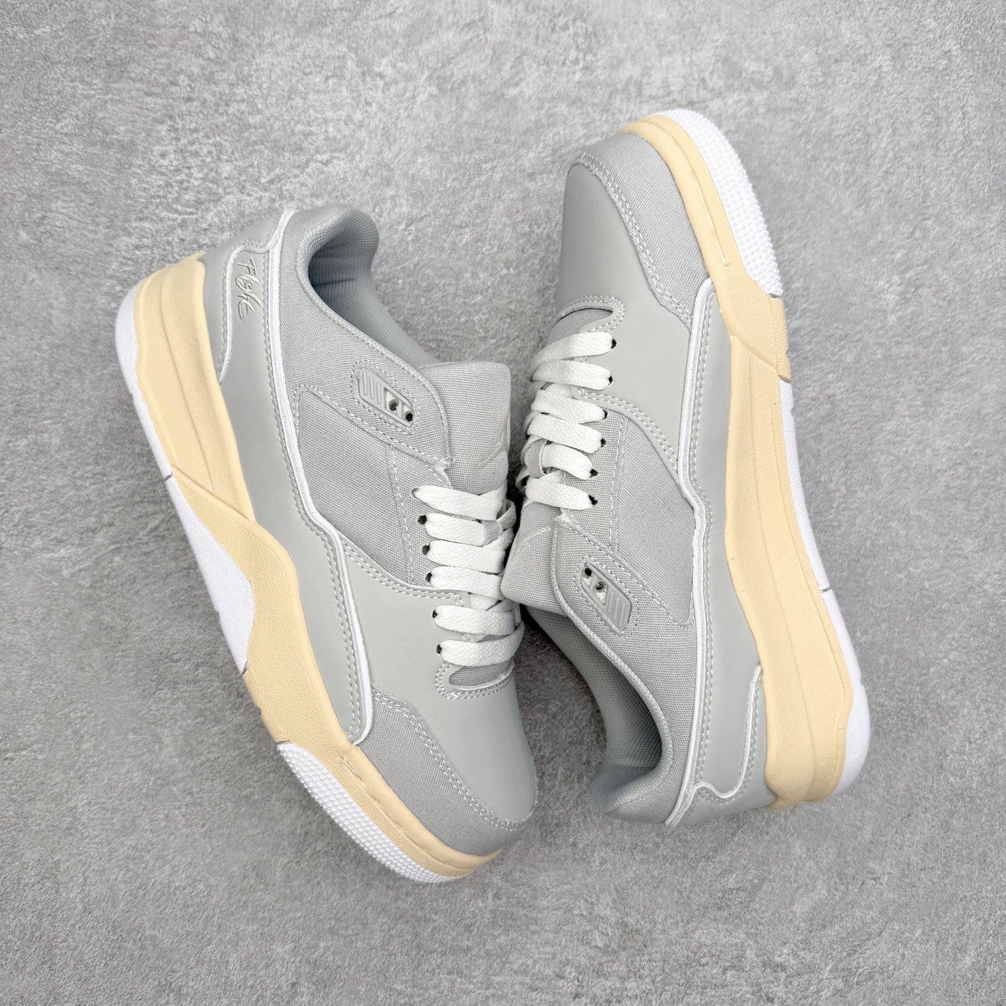 图片[3]-＃福利特价 Air Jordan AJ Flight Court 乔丹低帮复古篮球鞋 设计简约又不失复古韵味鞋内的鞋垫柔软且有弹性 能够很好地缓冲落地时的冲击力鞋面的材质贴合脚部 鞋底的纹路设计合理 抓地力很强 尺码： 36 36.5 37.5 38 38.5 39 40 40.5 41 42 42.5 43 44 45 46-选品中心