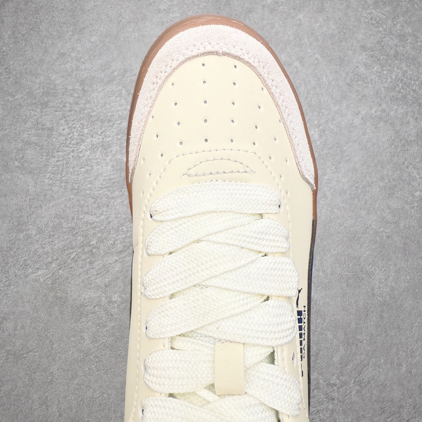 图片[4]-PUMA彪马 BMW M Motorsport RBD Break 彪马新款面包鞋男女同款复古休闲板鞋 赠送一双鞋带 鞋身通体采用细腻的麂皮材质 厚实柔软 质感出众 鞋侧保留PUMA标志性跑道图案 侧面与后跟点缀金属色PUMA LOGO 兼具辨识度与细节感 加厚鞋垫、饱满鞋舌 搭配加宽扁形鞋带 使得穿着感更加贴合与舒适 值得一提的是 本季SUEDE XL鞋款以黑色、红色及蓝色最为瞩目 经典黑的配色 在低调之余可轻松驾驭任何潮流风格造型 而高饱和度的配色 则是当之无愧的早春出街利器 尺码：36 37 37.5 38 38.5 39 40 40.5 41 42 42.5 43 44 45-选品中心