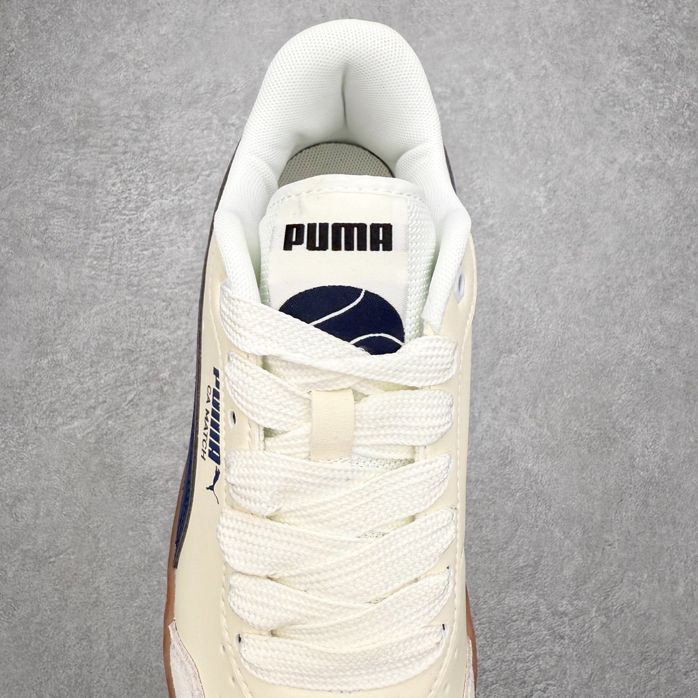 图片[5]-PUMA彪马 BMW M Motorsport RBD Break 彪马新款面包鞋男女同款复古休闲板鞋 赠送一双鞋带 鞋身通体采用细腻的麂皮材质 厚实柔软 质感出众 鞋侧保留PUMA标志性跑道图案 侧面与后跟点缀金属色PUMA LOGO 兼具辨识度与细节感 加厚鞋垫、饱满鞋舌 搭配加宽扁形鞋带 使得穿着感更加贴合与舒适 值得一提的是 本季SUEDE XL鞋款以黑色、红色及蓝色最为瞩目 经典黑的配色 在低调之余可轻松驾驭任何潮流风格造型 而高饱和度的配色 则是当之无愧的早春出街利器 尺码：36 37 37.5 38 38.5 39 40 40.5 41 42 42.5 43 44 45-选品中心