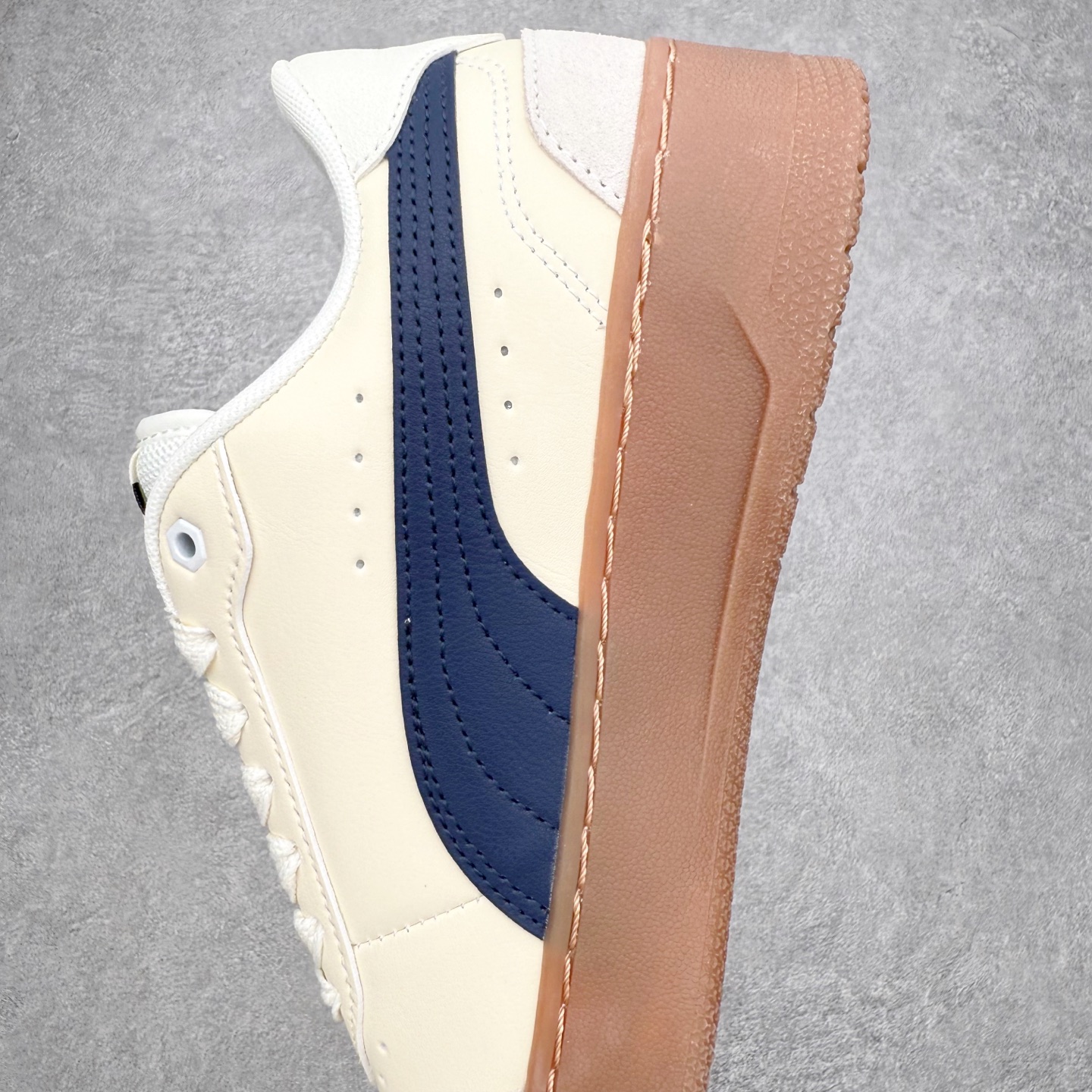 图片[8]-PUMA彪马 BMW M Motorsport RBD Break 彪马新款面包鞋男女同款复古休闲板鞋 赠送一双鞋带 鞋身通体采用细腻的麂皮材质 厚实柔软 质感出众 鞋侧保留PUMA标志性跑道图案 侧面与后跟点缀金属色PUMA LOGO 兼具辨识度与细节感 加厚鞋垫、饱满鞋舌 搭配加宽扁形鞋带 使得穿着感更加贴合与舒适 值得一提的是 本季SUEDE XL鞋款以黑色、红色及蓝色最为瞩目 经典黑的配色 在低调之余可轻松驾驭任何潮流风格造型 而高饱和度的配色 则是当之无愧的早春出街利器 尺码：36 37 37.5 38 38.5 39 40 40.5 41 42 42.5 43 44 45-选品中心