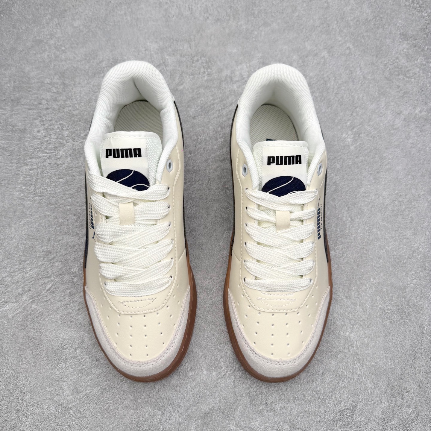 图片[2]-PUMA彪马 BMW M Motorsport RBD Break 彪马新款面包鞋男女同款复古休闲板鞋 赠送一双鞋带 鞋身通体采用细腻的麂皮材质 厚实柔软 质感出众 鞋侧保留PUMA标志性跑道图案 侧面与后跟点缀金属色PUMA LOGO 兼具辨识度与细节感 加厚鞋垫、饱满鞋舌 搭配加宽扁形鞋带 使得穿着感更加贴合与舒适 值得一提的是 本季SUEDE XL鞋款以黑色、红色及蓝色最为瞩目 经典黑的配色 在低调之余可轻松驾驭任何潮流风格造型 而高饱和度的配色 则是当之无愧的早春出街利器 尺码：36 37 37.5 38 38.5 39 40 40.5 41 42 42.5 43 44 45-选品中心