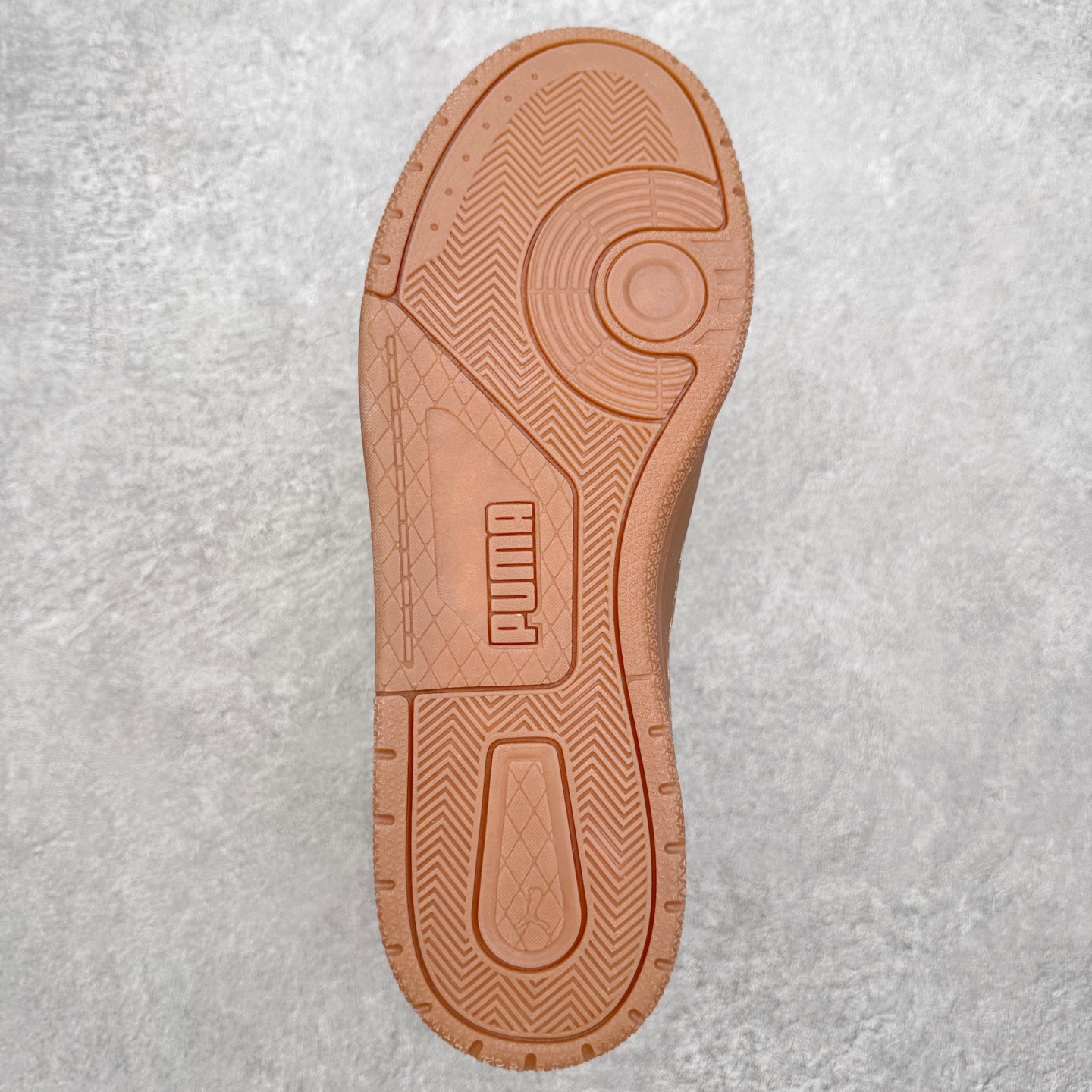 图片[6]-PUMA彪马 BMW M Motorsport RBD Break 彪马新款面包鞋男女同款复古休闲板鞋 赠送一双鞋带 鞋身通体采用细腻的麂皮材质 厚实柔软 质感出众 鞋侧保留PUMA标志性跑道图案 侧面与后跟点缀金属色PUMA LOGO 兼具辨识度与细节感 加厚鞋垫、饱满鞋舌 搭配加宽扁形鞋带 使得穿着感更加贴合与舒适 值得一提的是 本季SUEDE XL鞋款以黑色、红色及蓝色最为瞩目 经典黑的配色 在低调之余可轻松驾驭任何潮流风格造型 而高饱和度的配色 则是当之无愧的早春出街利器 尺码：36 37 37.5 38 38.5 39 40 40.5 41 42 42.5 43 44 45-选品中心