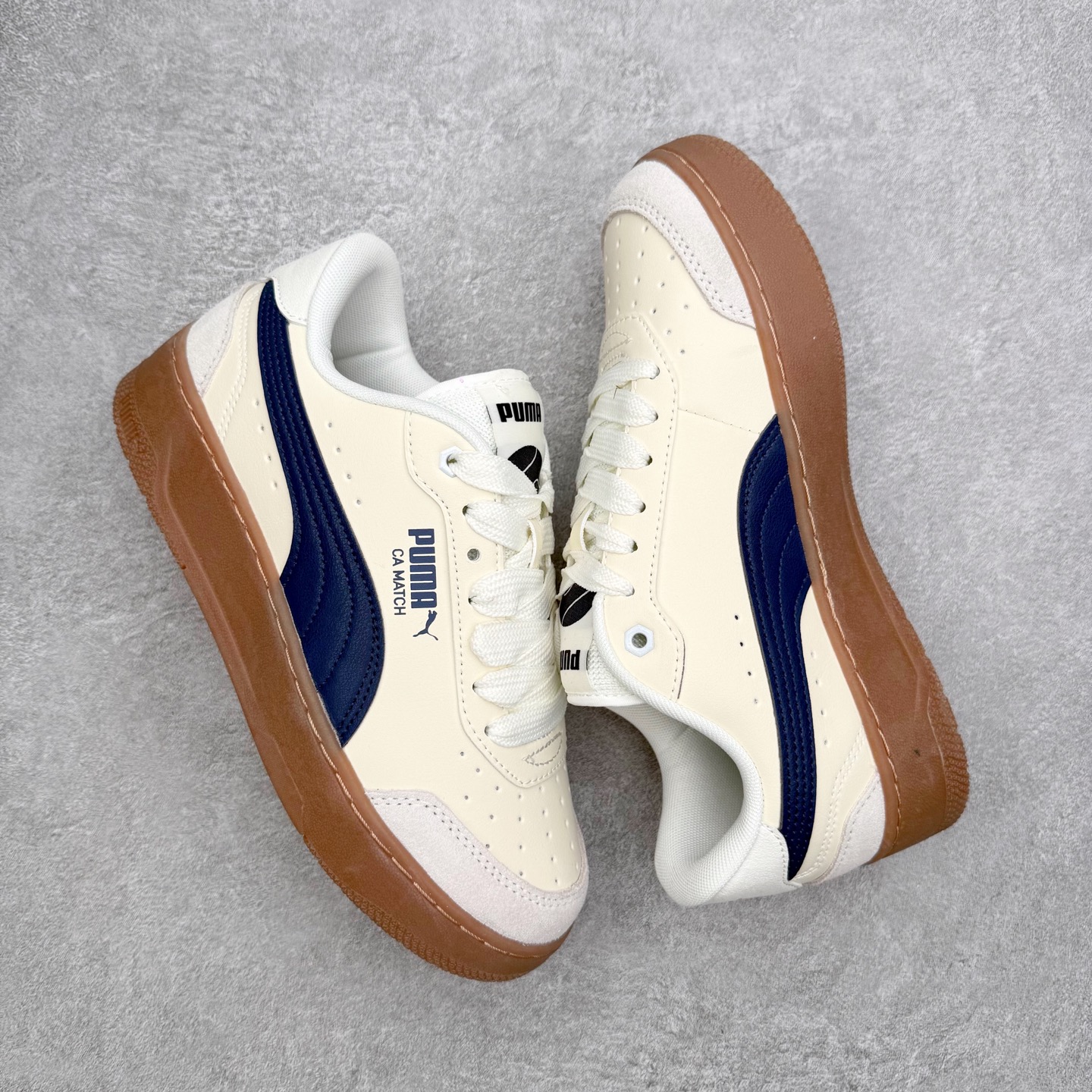 图片[3]-PUMA彪马 BMW M Motorsport RBD Break 彪马新款面包鞋男女同款复古休闲板鞋 赠送一双鞋带 鞋身通体采用细腻的麂皮材质 厚实柔软 质感出众 鞋侧保留PUMA标志性跑道图案 侧面与后跟点缀金属色PUMA LOGO 兼具辨识度与细节感 加厚鞋垫、饱满鞋舌 搭配加宽扁形鞋带 使得穿着感更加贴合与舒适 值得一提的是 本季SUEDE XL鞋款以黑色、红色及蓝色最为瞩目 经典黑的配色 在低调之余可轻松驾驭任何潮流风格造型 而高饱和度的配色 则是当之无愧的早春出街利器 尺码：36 37 37.5 38 38.5 39 40 40.5 41 42 42.5 43 44 45-选品中心