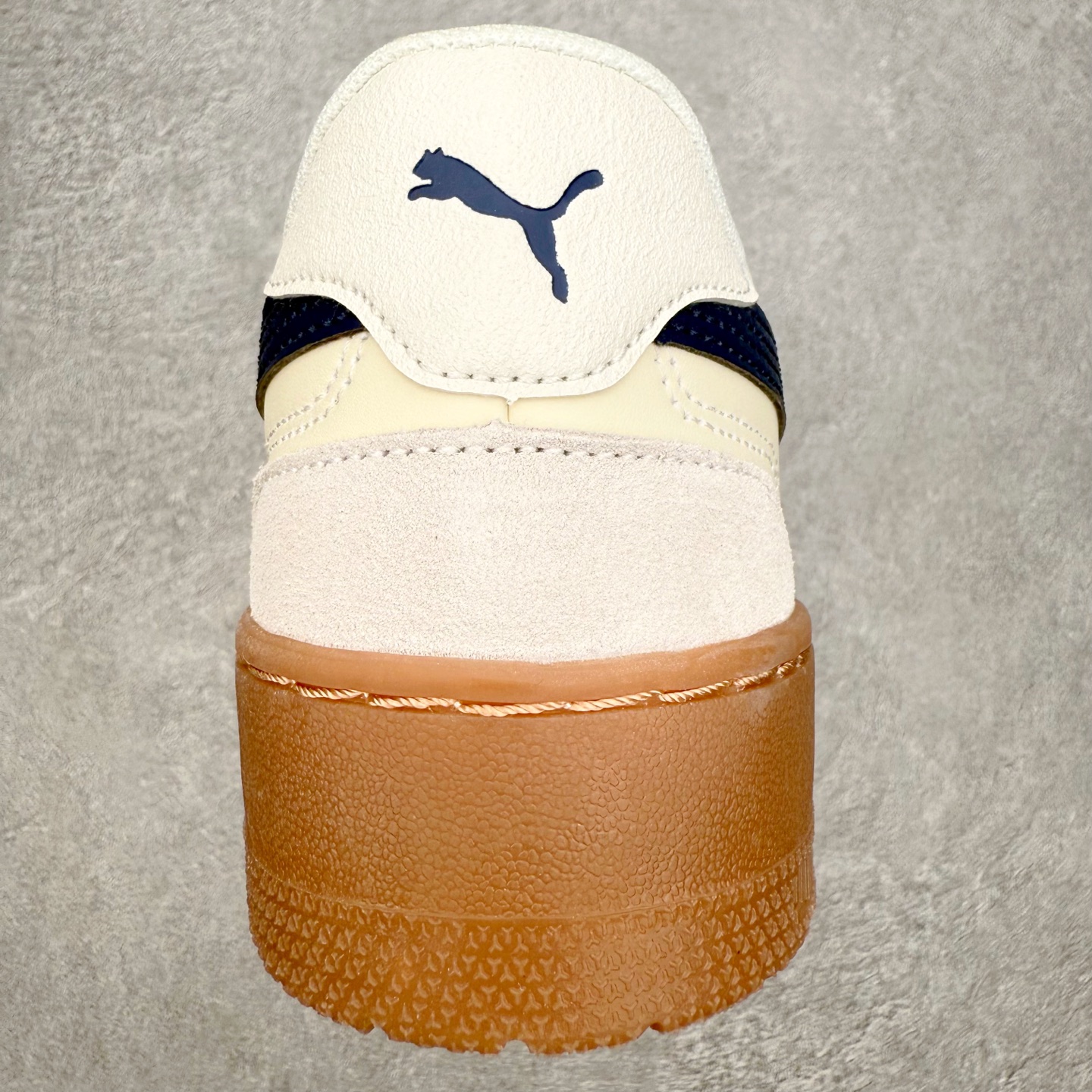 图片[7]-PUMA彪马 BMW M Motorsport RBD Break 彪马新款面包鞋男女同款复古休闲板鞋 赠送一双鞋带 鞋身通体采用细腻的麂皮材质 厚实柔软 质感出众 鞋侧保留PUMA标志性跑道图案 侧面与后跟点缀金属色PUMA LOGO 兼具辨识度与细节感 加厚鞋垫、饱满鞋舌 搭配加宽扁形鞋带 使得穿着感更加贴合与舒适 值得一提的是 本季SUEDE XL鞋款以黑色、红色及蓝色最为瞩目 经典黑的配色 在低调之余可轻松驾驭任何潮流风格造型 而高饱和度的配色 则是当之无愧的早春出街利器 尺码：36 37 37.5 38 38.5 39 40 40.5 41 42 42.5 43 44 45-选品中心