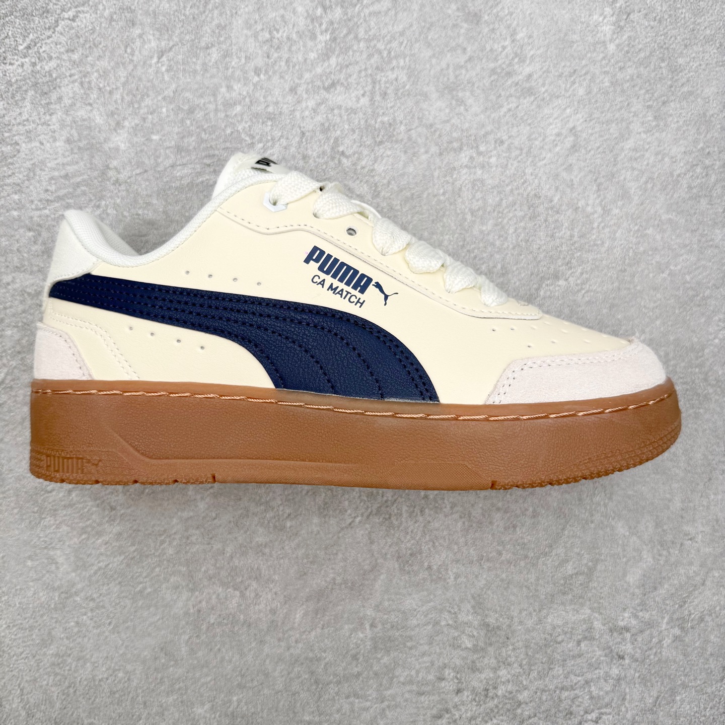 PUMA彪马 BMW M Motorsport RBD Break 彪马新款面包鞋男女同款复古休闲板鞋 赠送一双鞋带 鞋身通体采用细腻的麂皮材质 厚实柔软 质感出众 鞋侧保留PUMA标志性跑道图案 侧面与后跟点缀金属色PUMA LOGO 兼具辨识度与细节感 加厚鞋垫、饱满鞋舌 搭配加宽扁形鞋带 使得穿着感更加贴合与舒适 值得一提的是 本季SUEDE XL鞋款以黑色、红色及蓝色最为瞩目 经典黑的配色 在低调之余可轻松驾驭任何潮流风格造型 而高饱和度的配色 则是当之无愧的早春出街利器 尺码：36 37 37.5 38 38.5 39 40 40.5 41 42 42.5 43 44 45-选品中心