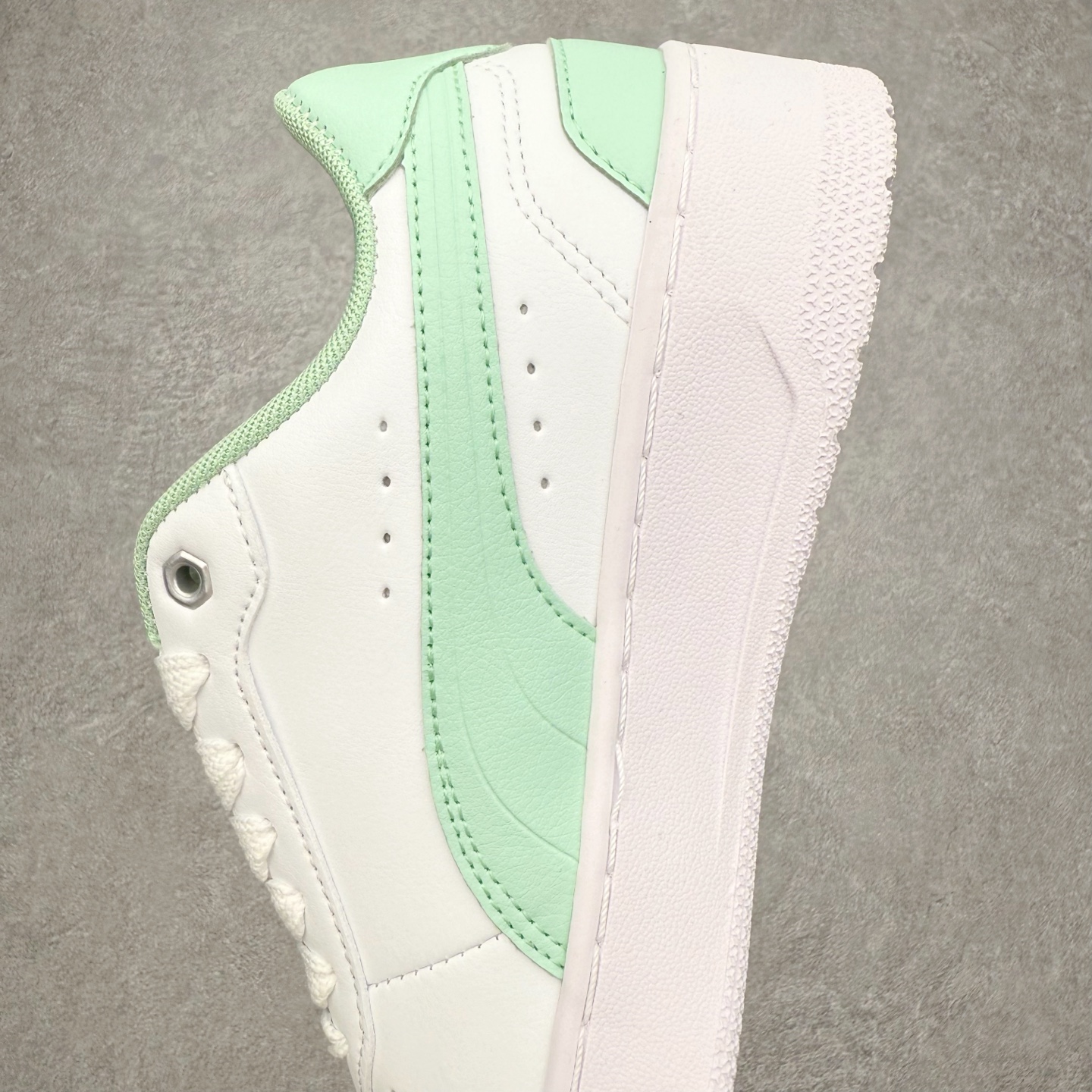 图片[8]-PUMA彪马 BMW M Motorsport RBD Break 彪马新款面包鞋男女同款复古休闲板鞋 赠送一双鞋带 鞋身通体采用细腻的麂皮材质 厚实柔软 质感出众 鞋侧保留PUMA标志性跑道图案 侧面与后跟点缀金属色PUMA LOGO 兼具辨识度与细节感 加厚鞋垫、饱满鞋舌 搭配加宽扁形鞋带 使得穿着感更加贴合与舒适 值得一提的是 本季SUEDE XL鞋款以黑色、红色及蓝色最为瞩目 经典黑的配色 在低调之余可轻松驾驭任何潮流风格造型 而高饱和度的配色 则是当之无愧的早春出街利器 尺码：36 37 37.5 38 38.5 39 40 40.5 41 42 42.5 43 44 45-选品中心