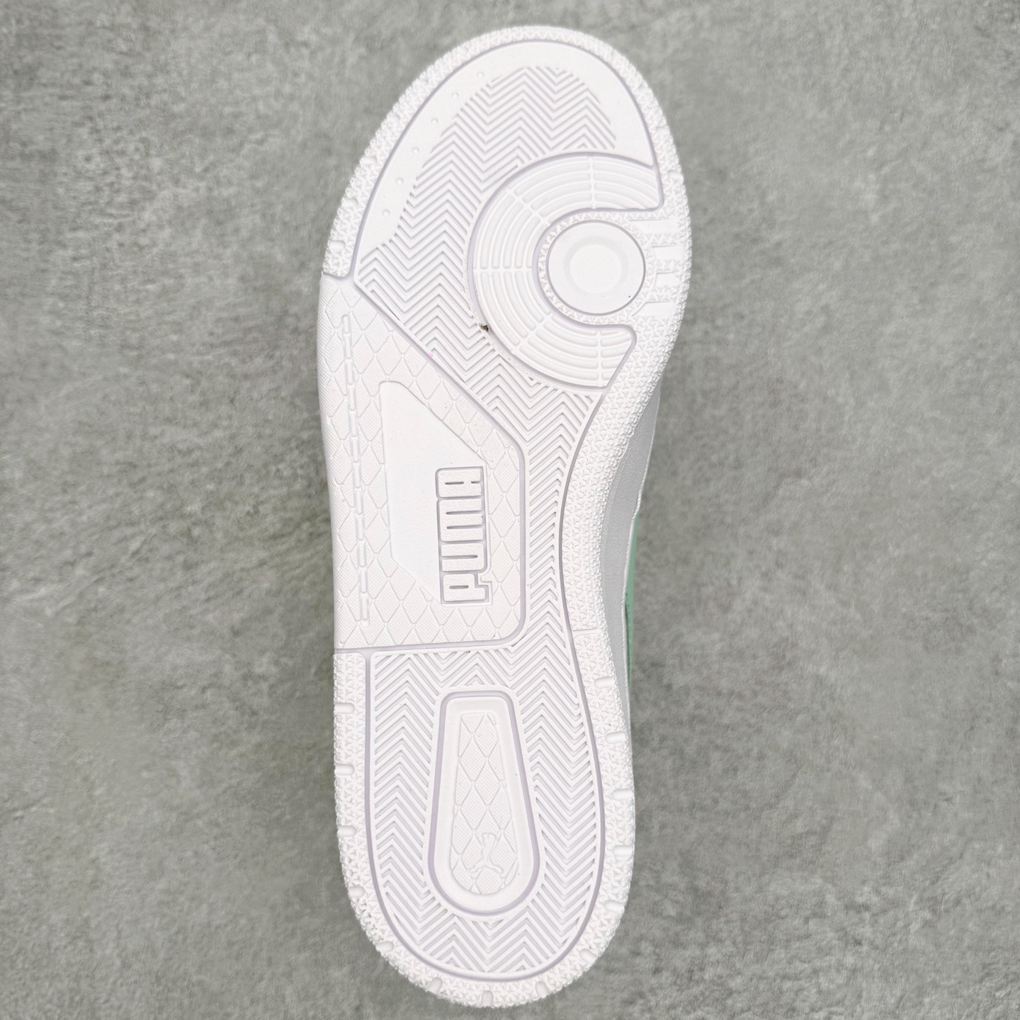 图片[6]-PUMA彪马 BMW M Motorsport RBD Break 彪马新款面包鞋男女同款复古休闲板鞋 赠送一双鞋带 鞋身通体采用细腻的麂皮材质 厚实柔软 质感出众 鞋侧保留PUMA标志性跑道图案 侧面与后跟点缀金属色PUMA LOGO 兼具辨识度与细节感 加厚鞋垫、饱满鞋舌 搭配加宽扁形鞋带 使得穿着感更加贴合与舒适 值得一提的是 本季SUEDE XL鞋款以黑色、红色及蓝色最为瞩目 经典黑的配色 在低调之余可轻松驾驭任何潮流风格造型 而高饱和度的配色 则是当之无愧的早春出街利器 尺码：36 37 37.5 38 38.5 39 40 40.5 41 42 42.5 43 44 45-选品中心