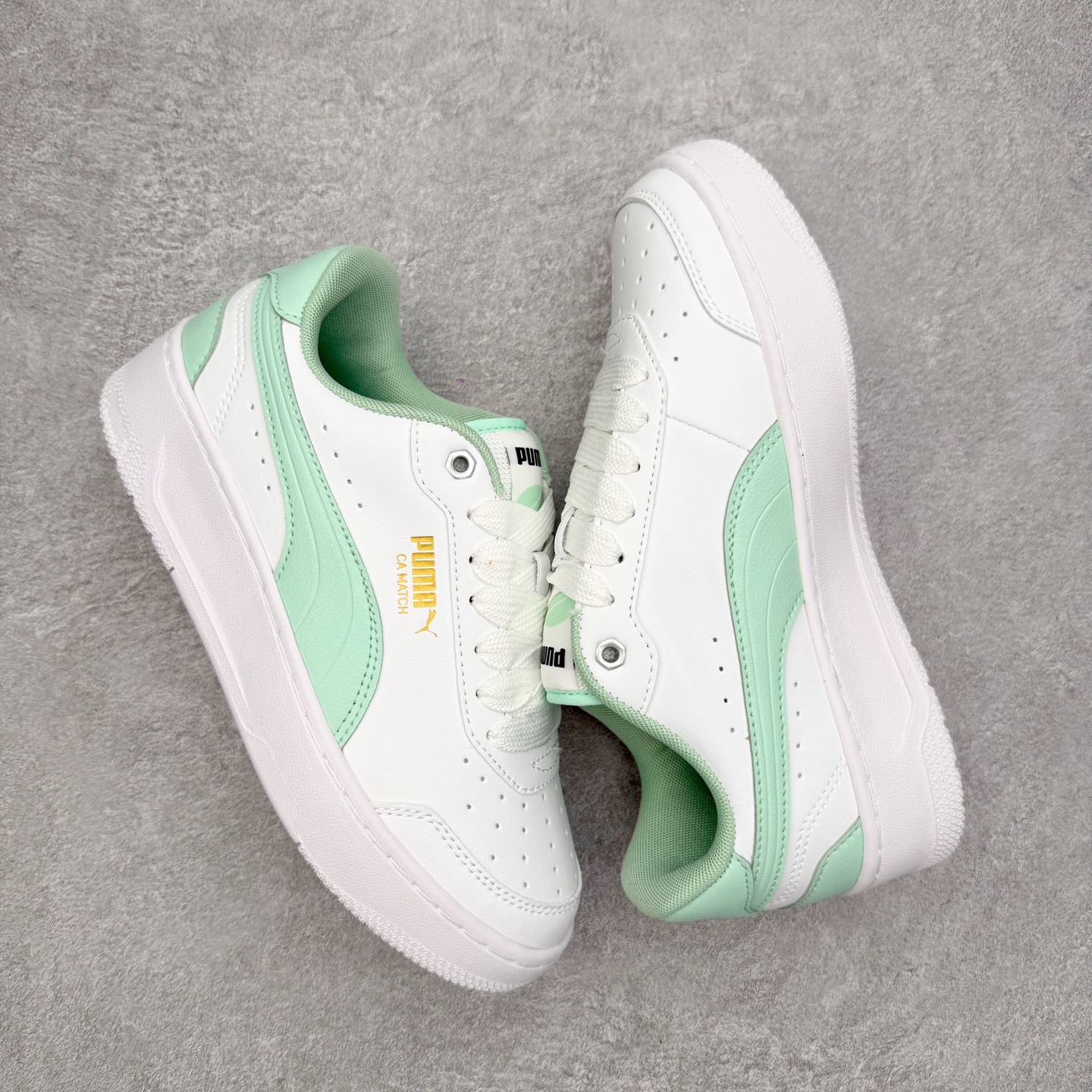 图片[3]-PUMA彪马 BMW M Motorsport RBD Break 彪马新款面包鞋男女同款复古休闲板鞋 赠送一双鞋带 鞋身通体采用细腻的麂皮材质 厚实柔软 质感出众 鞋侧保留PUMA标志性跑道图案 侧面与后跟点缀金属色PUMA LOGO 兼具辨识度与细节感 加厚鞋垫、饱满鞋舌 搭配加宽扁形鞋带 使得穿着感更加贴合与舒适 值得一提的是 本季SUEDE XL鞋款以黑色、红色及蓝色最为瞩目 经典黑的配色 在低调之余可轻松驾驭任何潮流风格造型 而高饱和度的配色 则是当之无愧的早春出街利器 尺码：36 37 37.5 38 38.5 39 40 40.5 41 42 42.5 43 44 45-选品中心