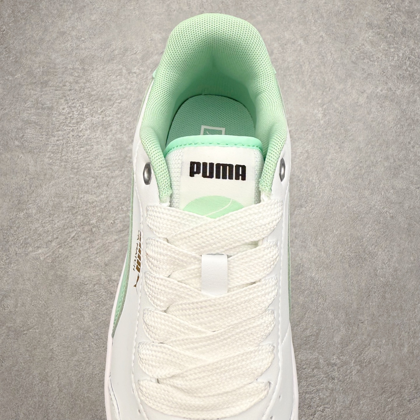 图片[5]-PUMA彪马 BMW M Motorsport RBD Break 彪马新款面包鞋男女同款复古休闲板鞋 赠送一双鞋带 鞋身通体采用细腻的麂皮材质 厚实柔软 质感出众 鞋侧保留PUMA标志性跑道图案 侧面与后跟点缀金属色PUMA LOGO 兼具辨识度与细节感 加厚鞋垫、饱满鞋舌 搭配加宽扁形鞋带 使得穿着感更加贴合与舒适 值得一提的是 本季SUEDE XL鞋款以黑色、红色及蓝色最为瞩目 经典黑的配色 在低调之余可轻松驾驭任何潮流风格造型 而高饱和度的配色 则是当之无愧的早春出街利器 尺码：36 37 37.5 38 38.5 39 40 40.5 41 42 42.5 43 44 45-选品中心