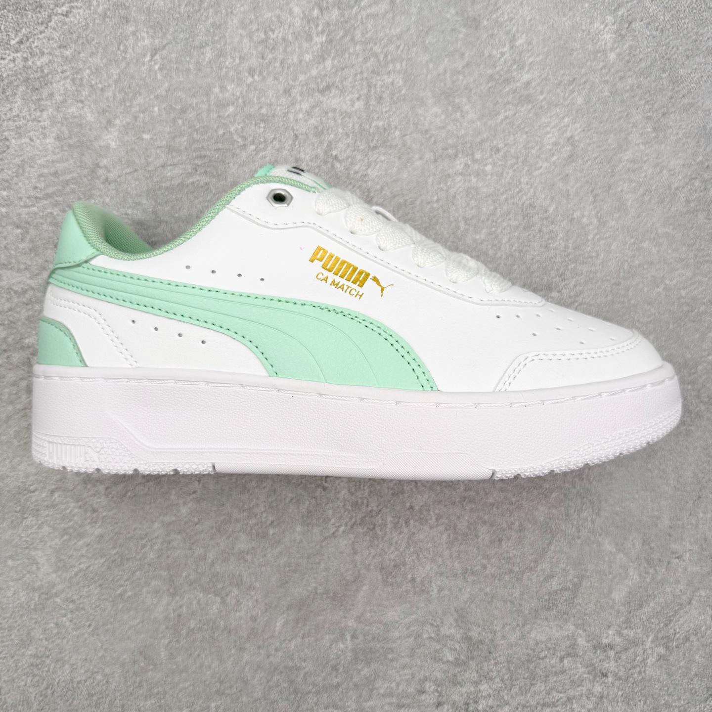 PUMA彪马 BMW M Motorsport RBD Break 彪马新款面包鞋男女同款复古休闲板鞋 赠送一双鞋带 鞋身通体采用细腻的麂皮材质 厚实柔软 质感出众 鞋侧保留PUMA标志性跑道图案 侧面与后跟点缀金属色PUMA LOGO 兼具辨识度与细节感 加厚鞋垫、饱满鞋舌 搭配加宽扁形鞋带 使得穿着感更加贴合与舒适 值得一提的是 本季SUEDE XL鞋款以黑色、红色及蓝色最为瞩目 经典黑的配色 在低调之余可轻松驾驭任何潮流风格造型 而高饱和度的配色 则是当之无愧的早春出街利器 尺码：36 37 37.5 38 38.5 39 40 40.5 41 42 42.5 43 44 45-选品中心