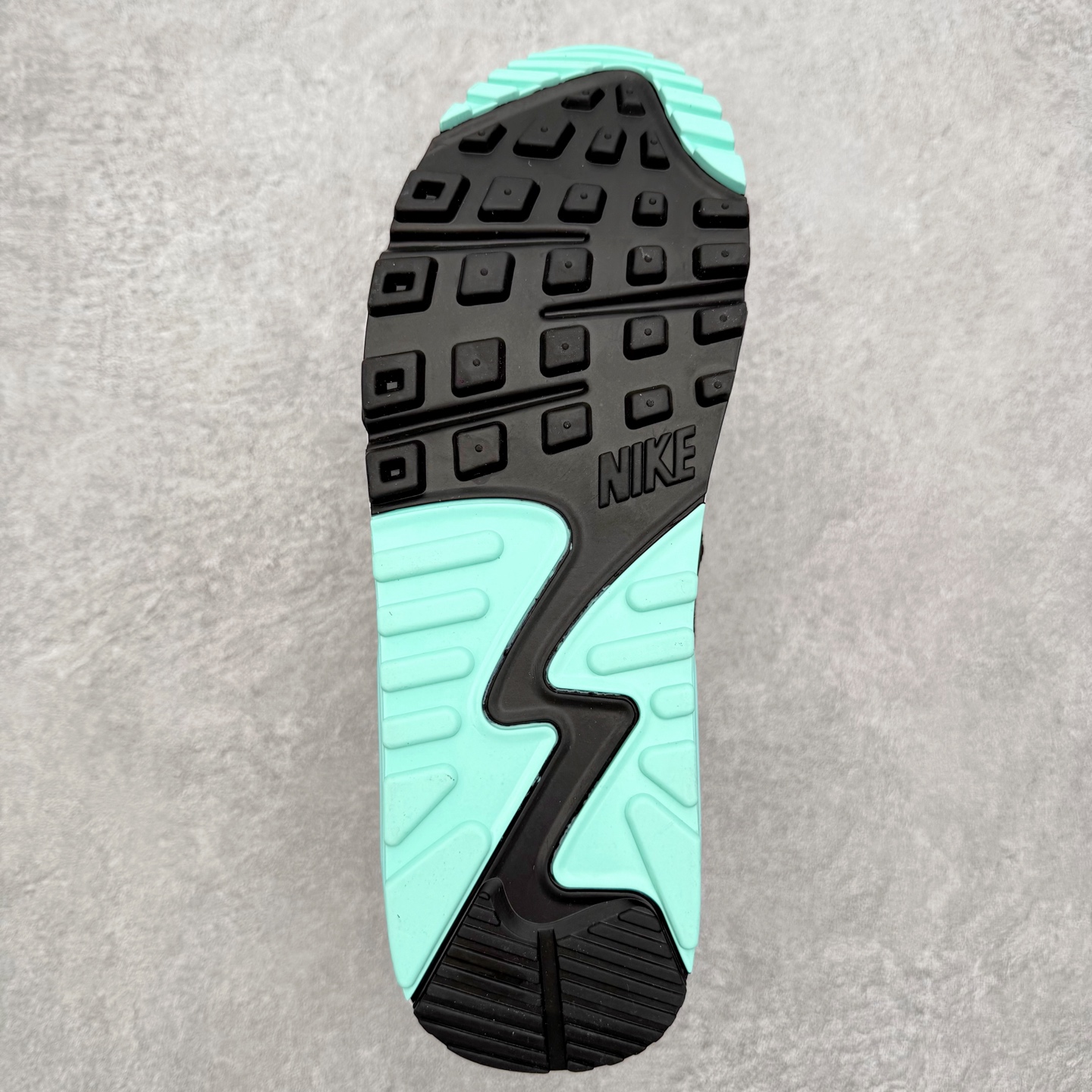 图片[9]-＃MX版 NK Air MAX 90 气垫复古减震跑步鞋 CD0490-104 经典重温 独家陆续补货 外单专供大厂出品 品质稳定 一百余色 终端操作 Air Max 90于1990年推出 来自Air Max系列 在Air Max 1的基础上改进而得 增加了气垫面积 外型上也更为流线 最特別的就是加入了菱纹塑胶嵌板 为Air Max 90增添了许多潮流气息 皮革鞋面 造就出色耐穿性和支撑力 Max Air缓震配置搭配泡棉中底 令Air Max 90轻盈而舒适 华夫格橡胶外底 铸就Air Max 90非凡的抓地力 而Air Max 90不仅是一双跑鞋 它成功跨越了时间的演进 成为了球鞋文化与潮流圈中最熟为人知的鞋款之一 尺码：36 36.5 37.5 38 38.5 39 40 40.5 41 42 42.5 43 44 44.5 45-选品中心