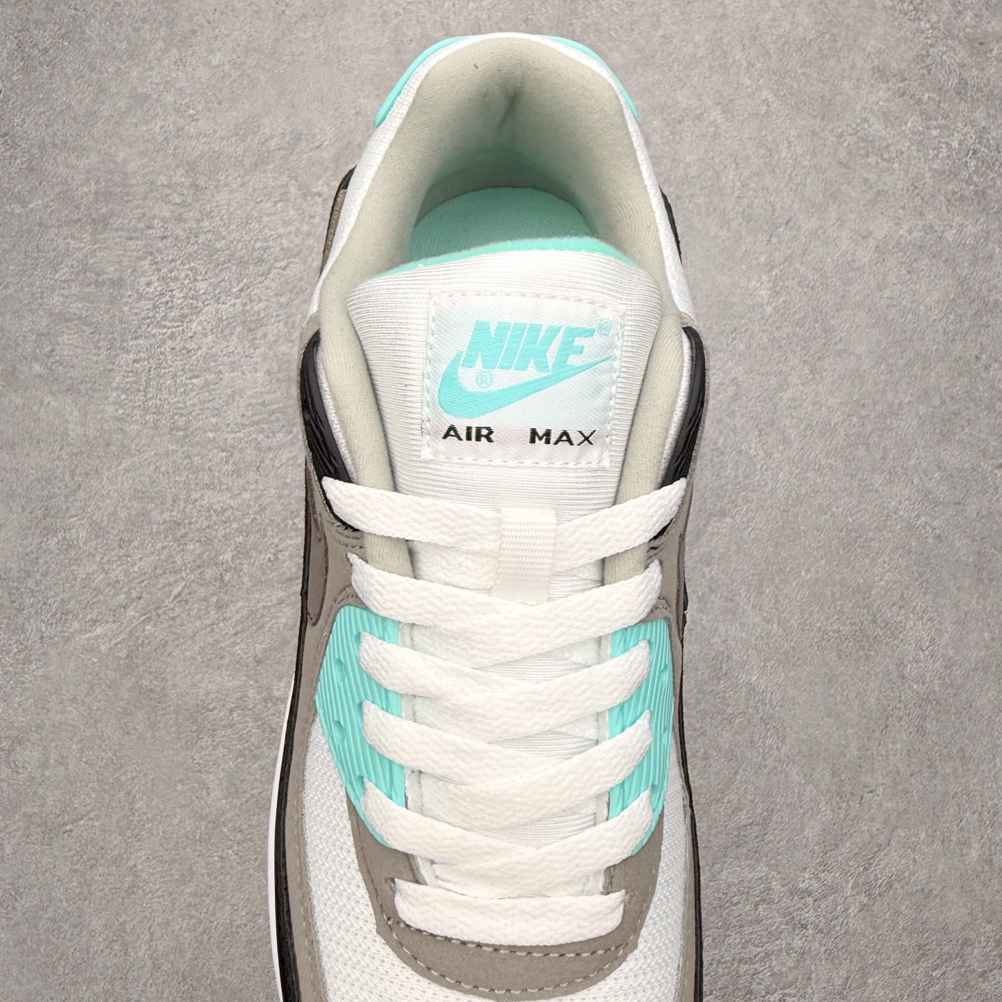 图片[5]-＃MX版 NK Air MAX 90 气垫复古减震跑步鞋 CD0490-104 经典重温 独家陆续补货 外单专供大厂出品 品质稳定 一百余色 终端操作 Air Max 90于1990年推出 来自Air Max系列 在Air Max 1的基础上改进而得 增加了气垫面积 外型上也更为流线 最特別的就是加入了菱纹塑胶嵌板 为Air Max 90增添了许多潮流气息 皮革鞋面 造就出色耐穿性和支撑力 Max Air缓震配置搭配泡棉中底 令Air Max 90轻盈而舒适 华夫格橡胶外底 铸就Air Max 90非凡的抓地力 而Air Max 90不仅是一双跑鞋 它成功跨越了时间的演进 成为了球鞋文化与潮流圈中最熟为人知的鞋款之一 尺码：36 36.5 37.5 38 38.5 39 40 40.5 41 42 42.5 43 44 44.5 45-选品中心