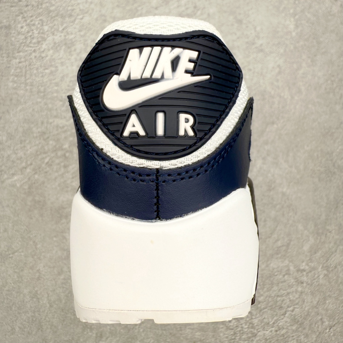 图片[8]-＃MX版 NK Air MAX 90 气垫复古减震跑步鞋 AJ1285-101 经典重温 独家陆续补货 外单专供大厂出品 品质稳定 一百余色 终端操作 Air Max 90于1990年推出 来自Air Max系列 在Air Max 1的基础上改进而得 增加了气垫面积 外型上也更为流线 最特別的就是加入了菱纹塑胶嵌板 为Air Max 90增添了许多潮流气息 皮革鞋面 造就出色耐穿性和支撑力 Max Air缓震配置搭配泡棉中底 令Air Max 90轻盈而舒适 华夫格橡胶外底 铸就Air Max 90非凡的抓地力 而Air Max 90不仅是一双跑鞋 它成功跨越了时间的演进 成为了球鞋文化与潮流圈中最熟为人知的鞋款之一 尺码：36 36.5 37.5 38 38.5 39 40 40.5 41 42 42.5 43 44 44.5 45-选品中心