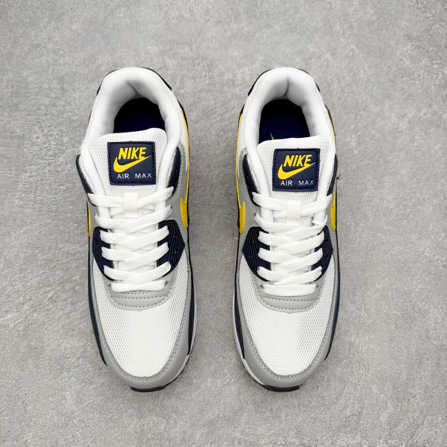 图片[2]-＃MX版 NK Air MAX 90 气垫复古减震跑步鞋 AJ1285-101 经典重温 独家陆续补货 外单专供大厂出品 品质稳定 一百余色 终端操作 Air Max 90于1990年推出 来自Air Max系列 在Air Max 1的基础上改进而得 增加了气垫面积 外型上也更为流线 最特別的就是加入了菱纹塑胶嵌板 为Air Max 90增添了许多潮流气息 皮革鞋面 造就出色耐穿性和支撑力 Max Air缓震配置搭配泡棉中底 令Air Max 90轻盈而舒适 华夫格橡胶外底 铸就Air Max 90非凡的抓地力 而Air Max 90不仅是一双跑鞋 它成功跨越了时间的演进 成为了球鞋文化与潮流圈中最熟为人知的鞋款之一 尺码：36 36.5 37.5 38 38.5 39 40 40.5 41 42 42.5 43 44 44.5 45-选品中心