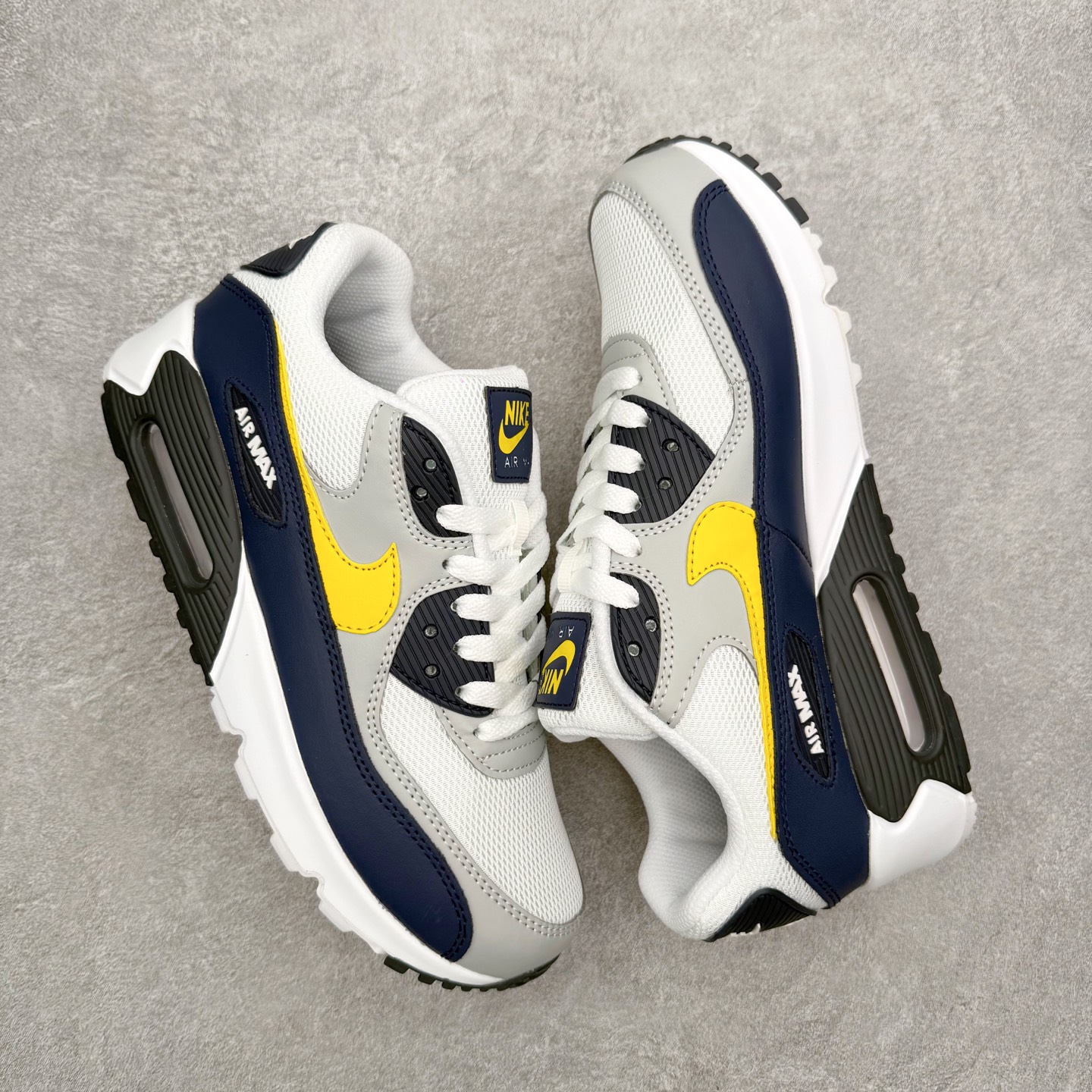 图片[3]-＃MX版 NK Air MAX 90 气垫复古减震跑步鞋 AJ1285-101 经典重温 独家陆续补货 外单专供大厂出品 品质稳定 一百余色 终端操作 Air Max 90于1990年推出 来自Air Max系列 在Air Max 1的基础上改进而得 增加了气垫面积 外型上也更为流线 最特別的就是加入了菱纹塑胶嵌板 为Air Max 90增添了许多潮流气息 皮革鞋面 造就出色耐穿性和支撑力 Max Air缓震配置搭配泡棉中底 令Air Max 90轻盈而舒适 华夫格橡胶外底 铸就Air Max 90非凡的抓地力 而Air Max 90不仅是一双跑鞋 它成功跨越了时间的演进 成为了球鞋文化与潮流圈中最熟为人知的鞋款之一 尺码：36 36.5 37.5 38 38.5 39 40 40.5 41 42 42.5 43 44 44.5 45-选品中心