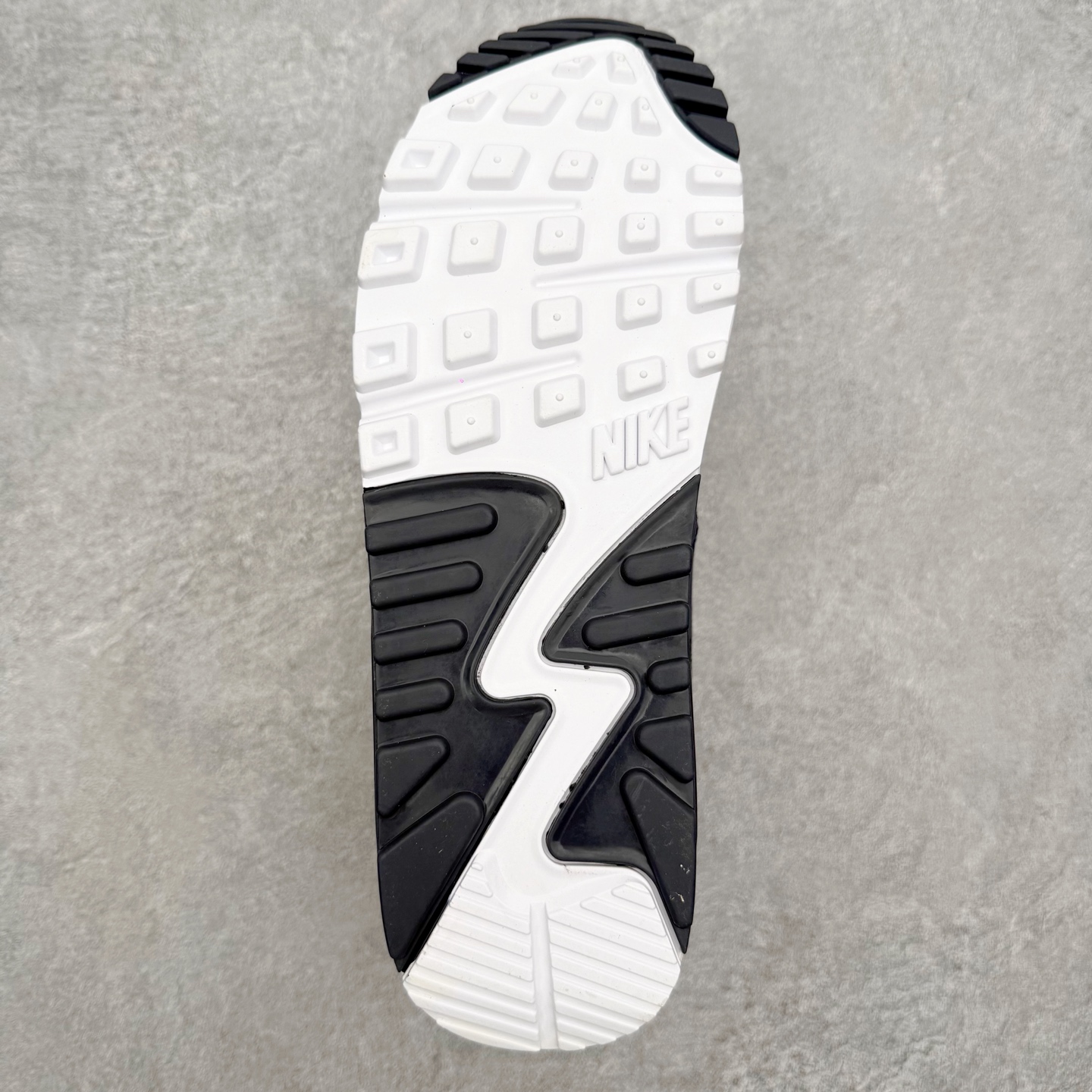 图片[9]-＃MX版 NK Air MAX 90 气垫复古减震跑步鞋 AJ1285-101 经典重温 独家陆续补货 外单专供大厂出品 品质稳定 一百余色 终端操作 Air Max 90于1990年推出 来自Air Max系列 在Air Max 1的基础上改进而得 增加了气垫面积 外型上也更为流线 最特別的就是加入了菱纹塑胶嵌板 为Air Max 90增添了许多潮流气息 皮革鞋面 造就出色耐穿性和支撑力 Max Air缓震配置搭配泡棉中底 令Air Max 90轻盈而舒适 华夫格橡胶外底 铸就Air Max 90非凡的抓地力 而Air Max 90不仅是一双跑鞋 它成功跨越了时间的演进 成为了球鞋文化与潮流圈中最熟为人知的鞋款之一 尺码：36 36.5 37.5 38 38.5 39 40 40.5 41 42 42.5 43 44 44.5 45-选品中心