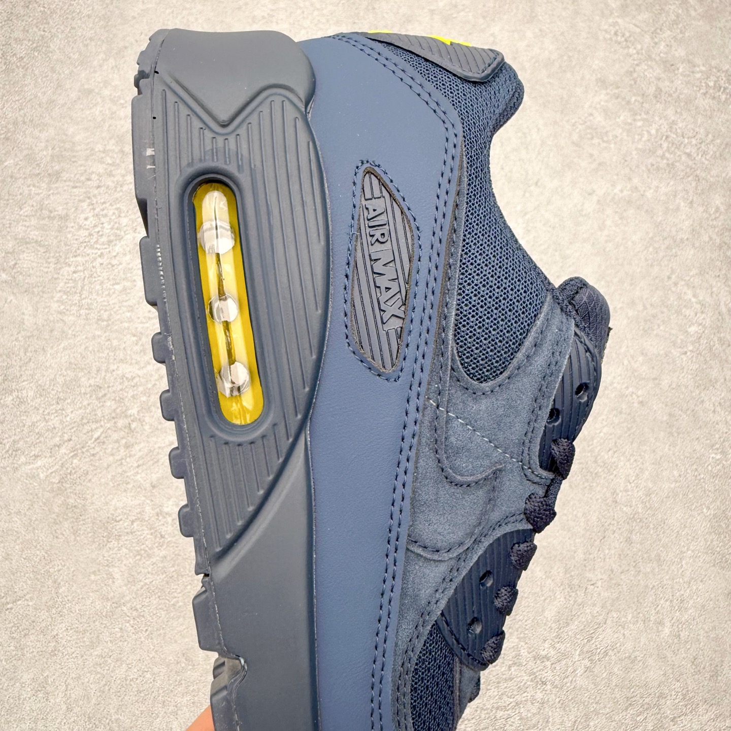 图片[6]-＃MX版 NK Air MAX 90 气垫复古减震跑步鞋 DM0029-401 经典重温 独家陆续补货 外单专供大厂出品 品质稳定 一百余色 终端操作 Air Max 90于1990年推出 来自Air Max系列 在Air Max 1的基础上改进而得 增加了气垫面积 外型上也更为流线 最特別的就是加入了菱纹塑胶嵌板 为Air Max 90增添了许多潮流气息 皮革鞋面 造就出色耐穿性和支撑力 Max Air缓震配置搭配泡棉中底 令Air Max 90轻盈而舒适 华夫格橡胶外底 铸就Air Max 90非凡的抓地力 而Air Max 90不仅是一双跑鞋 它成功跨越了时间的演进 成为了球鞋文化与潮流圈中最熟为人知的鞋款之一 尺码：36 36.5 37.5 38 38.5 39 40 40.5 41 42 42.5 43 44 44.5 45-选品中心