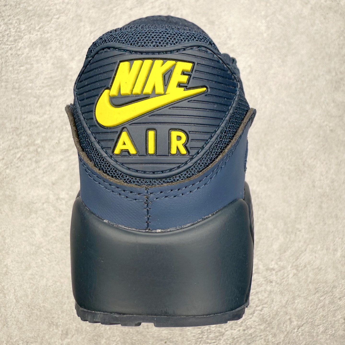 图片[8]-＃MX版 NK Air MAX 90 气垫复古减震跑步鞋 DM0029-401 经典重温 独家陆续补货 外单专供大厂出品 品质稳定 一百余色 终端操作 Air Max 90于1990年推出 来自Air Max系列 在Air Max 1的基础上改进而得 增加了气垫面积 外型上也更为流线 最特別的就是加入了菱纹塑胶嵌板 为Air Max 90增添了许多潮流气息 皮革鞋面 造就出色耐穿性和支撑力 Max Air缓震配置搭配泡棉中底 令Air Max 90轻盈而舒适 华夫格橡胶外底 铸就Air Max 90非凡的抓地力 而Air Max 90不仅是一双跑鞋 它成功跨越了时间的演进 成为了球鞋文化与潮流圈中最熟为人知的鞋款之一 尺码：36 36.5 37.5 38 38.5 39 40 40.5 41 42 42.5 43 44 44.5 45-选品中心