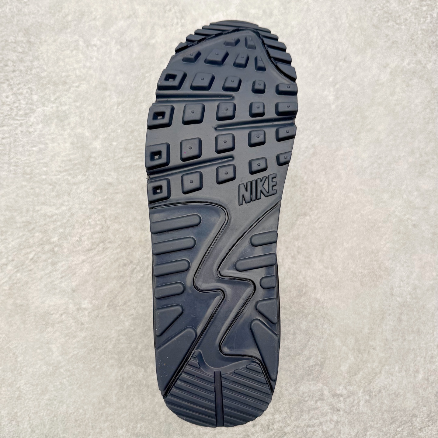 图片[9]-＃MX版 NK Air MAX 90 气垫复古减震跑步鞋 DM0029-401 经典重温 独家陆续补货 外单专供大厂出品 品质稳定 一百余色 终端操作 Air Max 90于1990年推出 来自Air Max系列 在Air Max 1的基础上改进而得 增加了气垫面积 外型上也更为流线 最特別的就是加入了菱纹塑胶嵌板 为Air Max 90增添了许多潮流气息 皮革鞋面 造就出色耐穿性和支撑力 Max Air缓震配置搭配泡棉中底 令Air Max 90轻盈而舒适 华夫格橡胶外底 铸就Air Max 90非凡的抓地力 而Air Max 90不仅是一双跑鞋 它成功跨越了时间的演进 成为了球鞋文化与潮流圈中最熟为人知的鞋款之一 尺码：36 36.5 37.5 38 38.5 39 40 40.5 41 42 42.5 43 44 44.5 45-选品中心