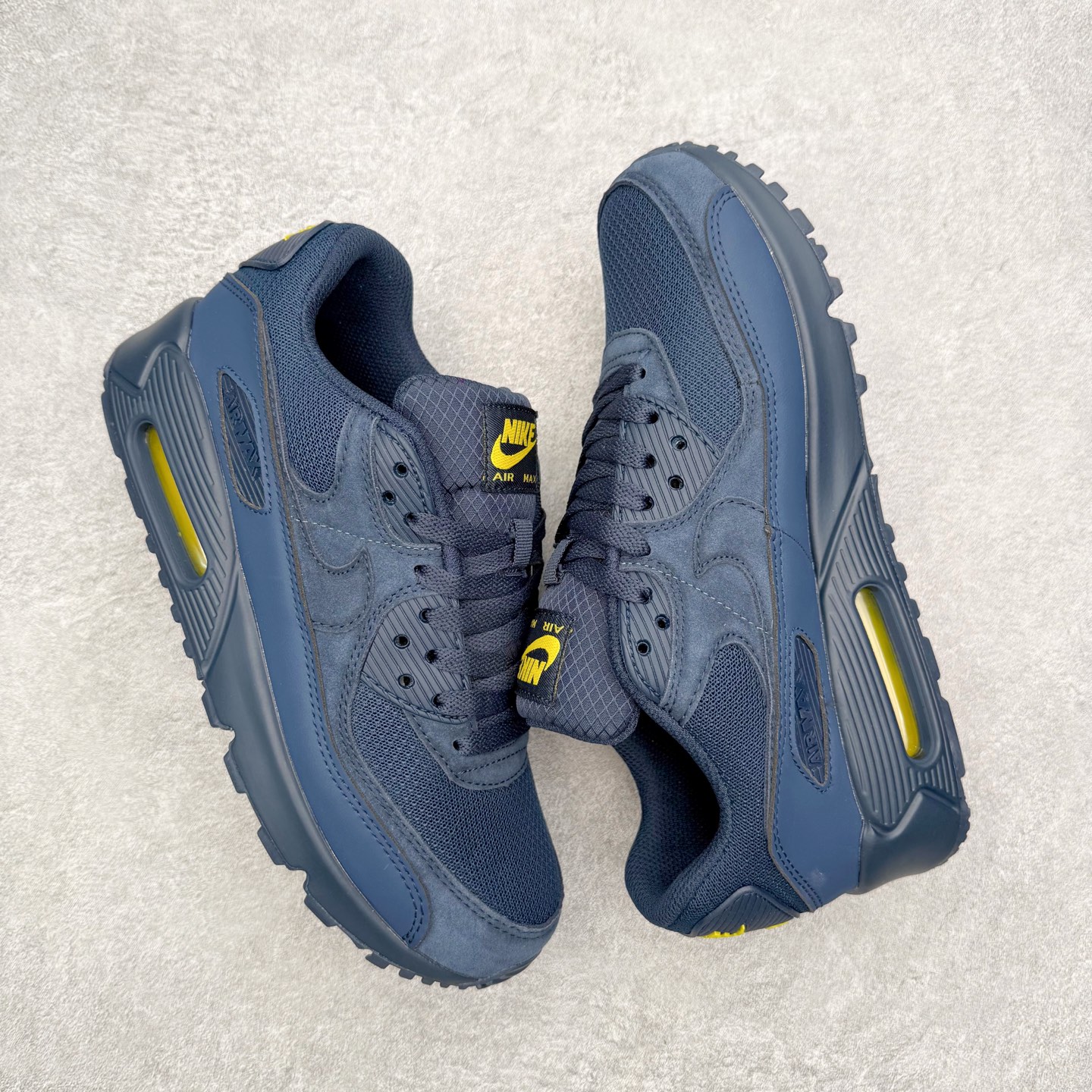 图片[3]-＃MX版 NK Air MAX 90 气垫复古减震跑步鞋 DM0029-401 经典重温 独家陆续补货 外单专供大厂出品 品质稳定 一百余色 终端操作 Air Max 90于1990年推出 来自Air Max系列 在Air Max 1的基础上改进而得 增加了气垫面积 外型上也更为流线 最特別的就是加入了菱纹塑胶嵌板 为Air Max 90增添了许多潮流气息 皮革鞋面 造就出色耐穿性和支撑力 Max Air缓震配置搭配泡棉中底 令Air Max 90轻盈而舒适 华夫格橡胶外底 铸就Air Max 90非凡的抓地力 而Air Max 90不仅是一双跑鞋 它成功跨越了时间的演进 成为了球鞋文化与潮流圈中最熟为人知的鞋款之一 尺码：36 36.5 37.5 38 38.5 39 40 40.5 41 42 42.5 43 44 44.5 45-选品中心